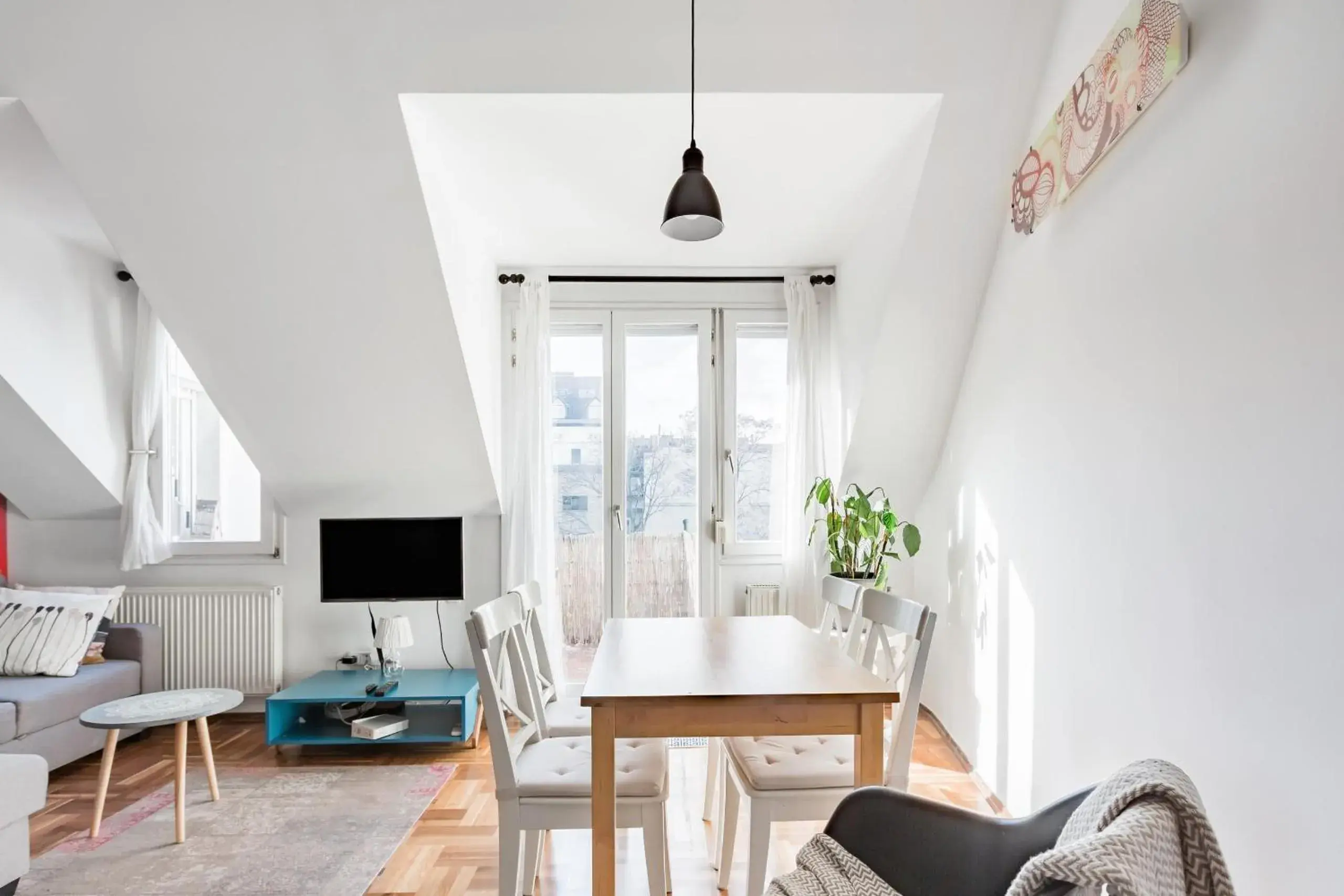 Relax Into Loft Living At A Light-Filled City Escape Relax Into Loft Living At A Light-Filled City Escape