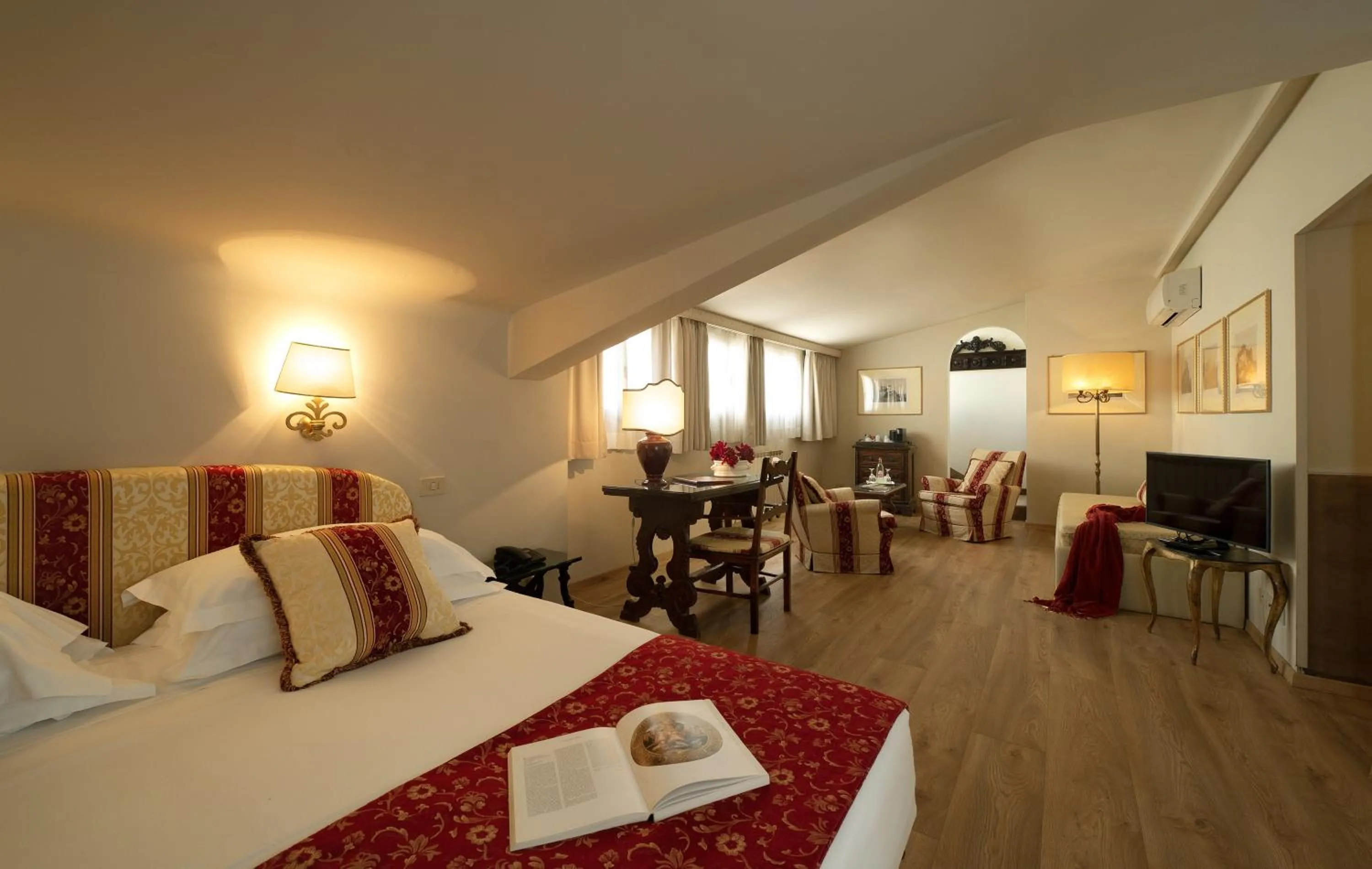 Bedroom, Bed in Park Palace Hotel