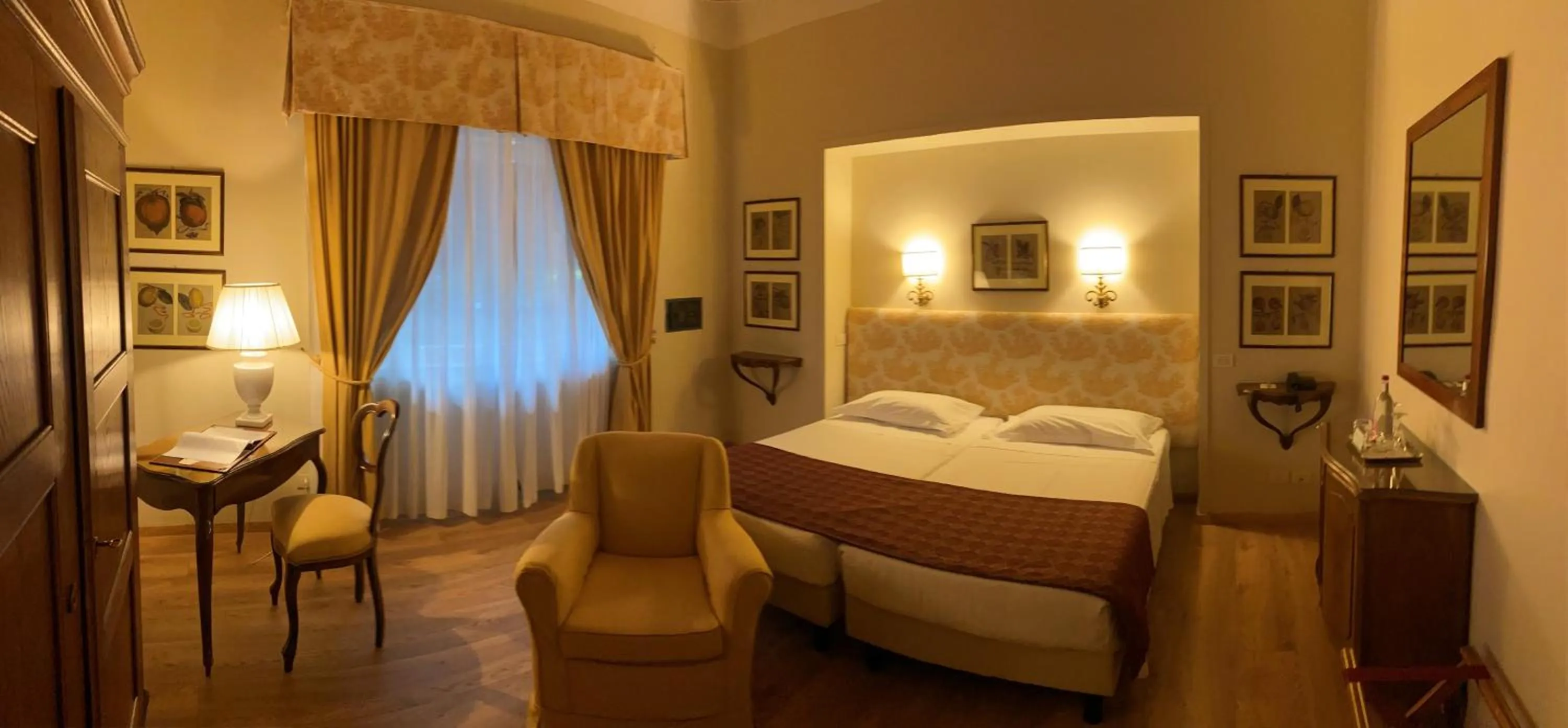 Bedroom, Bed in Park Palace Hotel