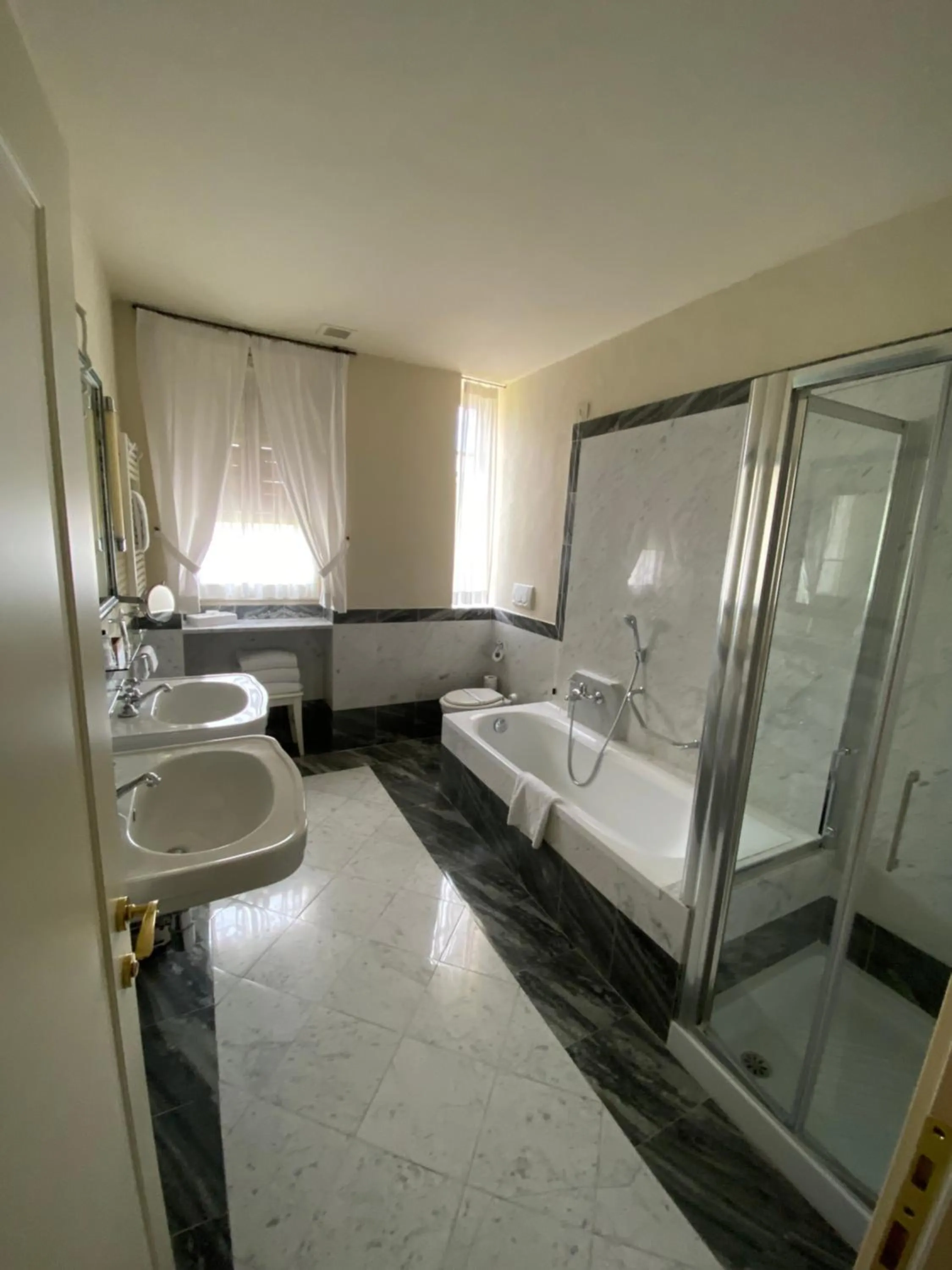 Bathroom, Bed in Park Palace Hotel