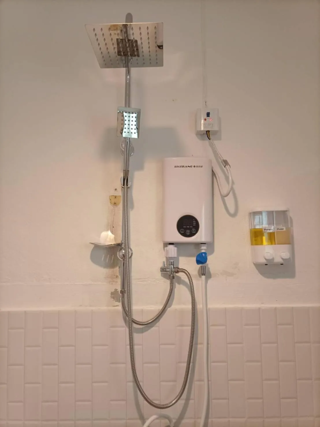 Shower in Khaolak Banana Bungalow