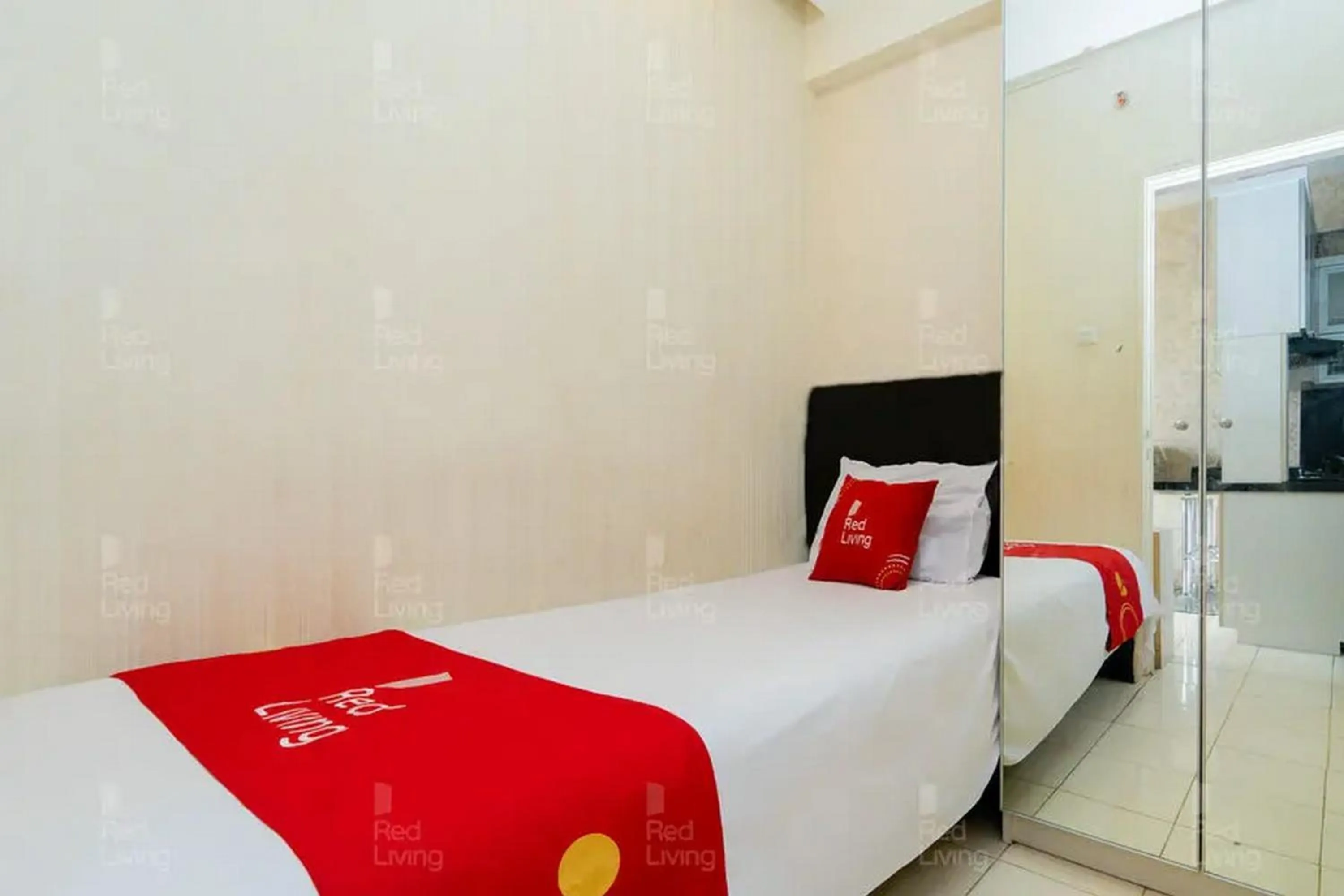 Bedroom, Bed in RedLiving Apartemen Serpong Green View - Sheena Property Tower B