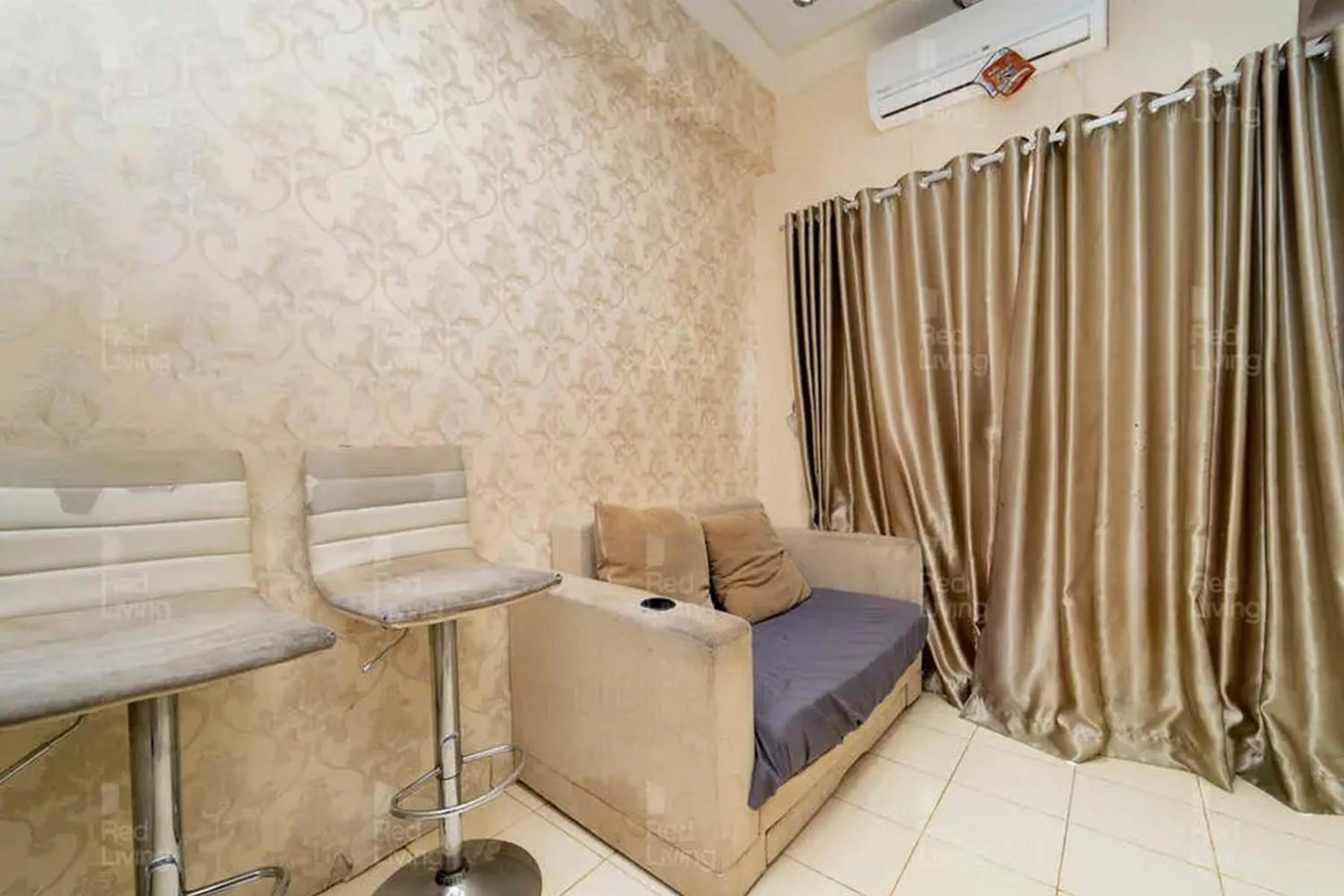 Living room in RedLiving Apartemen Serpong Green View - Sheena Property Tower B