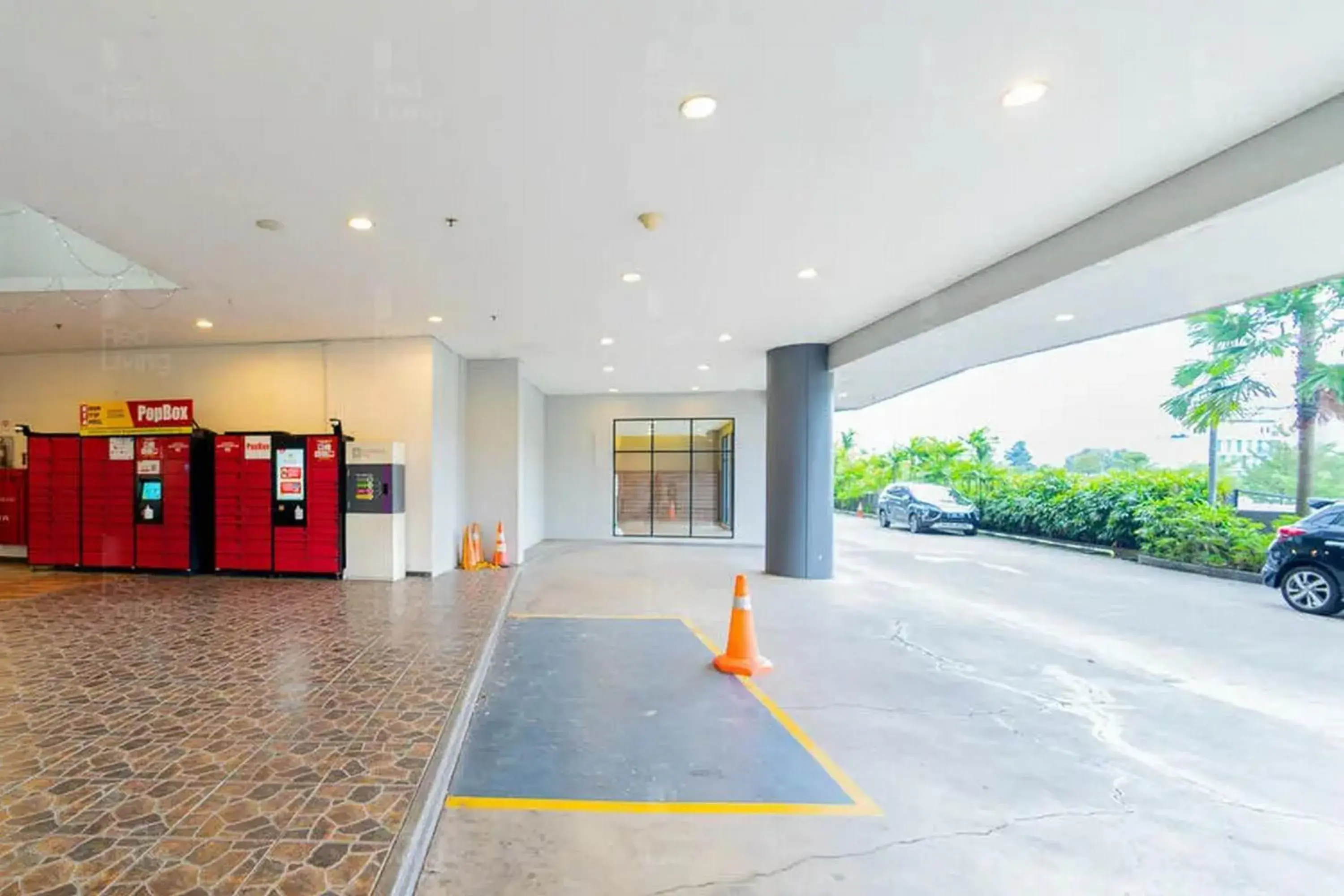 Facade/entrance in RedLiving Apartemen Serpong Green View - Sheena Property Tower B Facade/entrance in RedLiving Apartemen Serpong Green View - Sheena Property Tower B