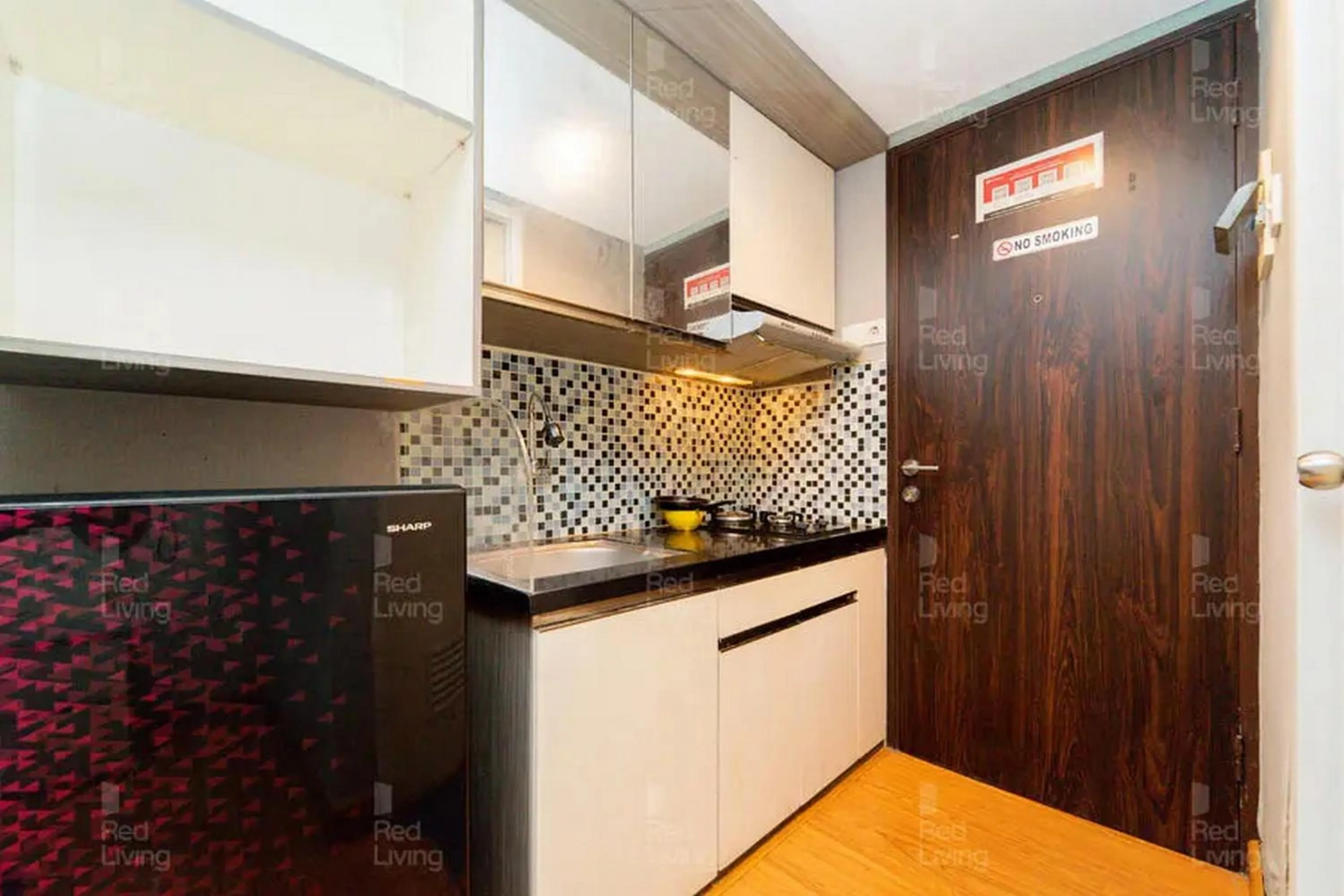 Kitchen or kitchenette in RedLiving Apartemen Serpong Green View - Sheena Property Tower B
