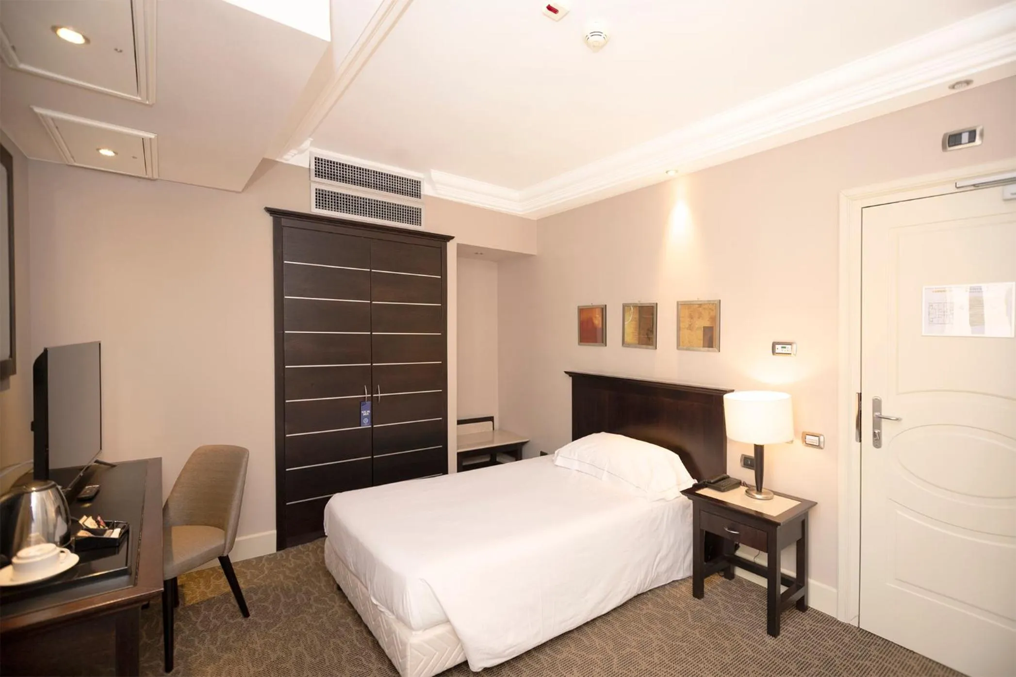 Photo of the whole room, Bed in Hotel Regina Margherita