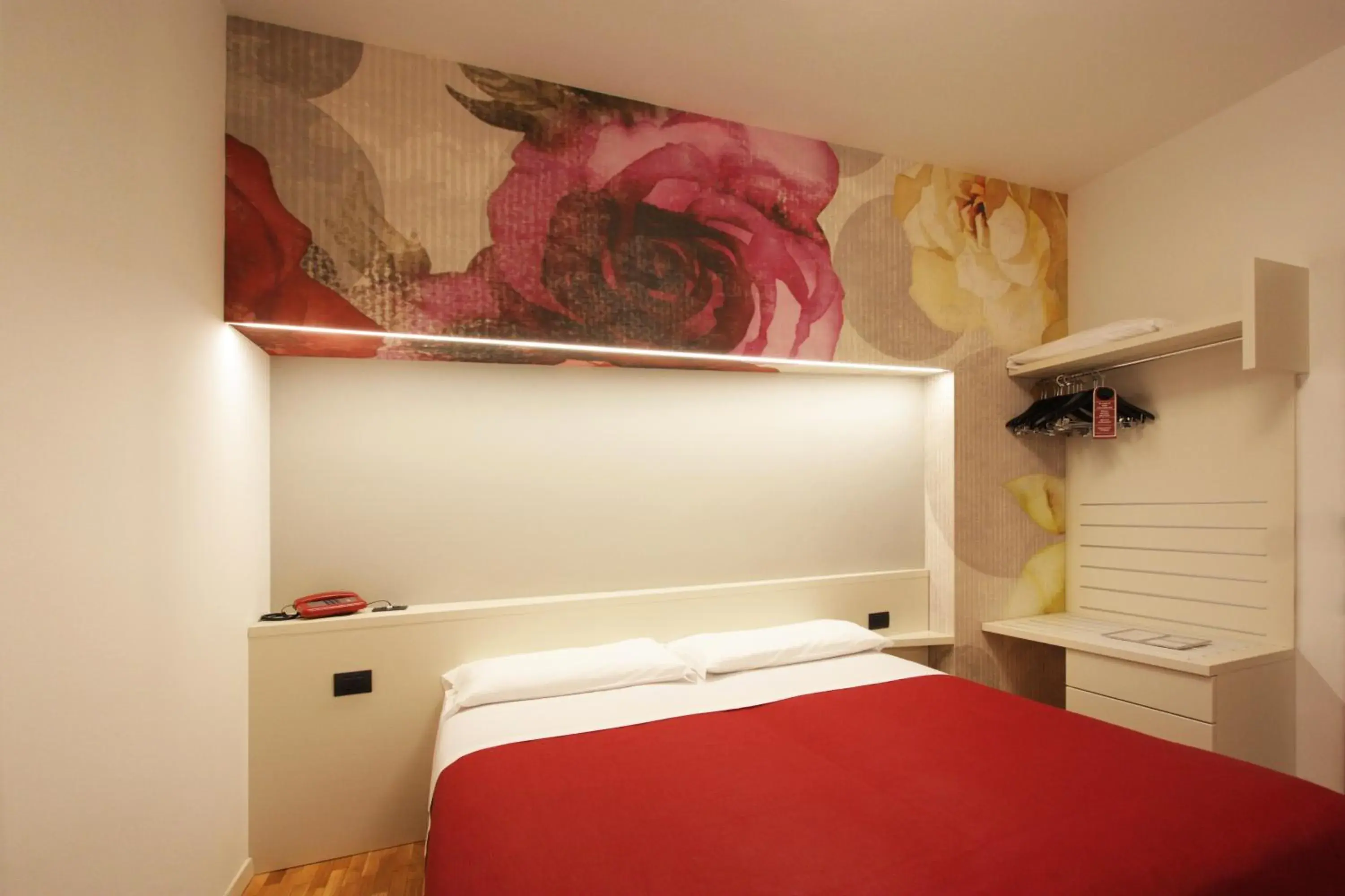 Decorative detail, Bed in Park Hotel Meublé Decorative detail, Bed in Park Hotel Meublé