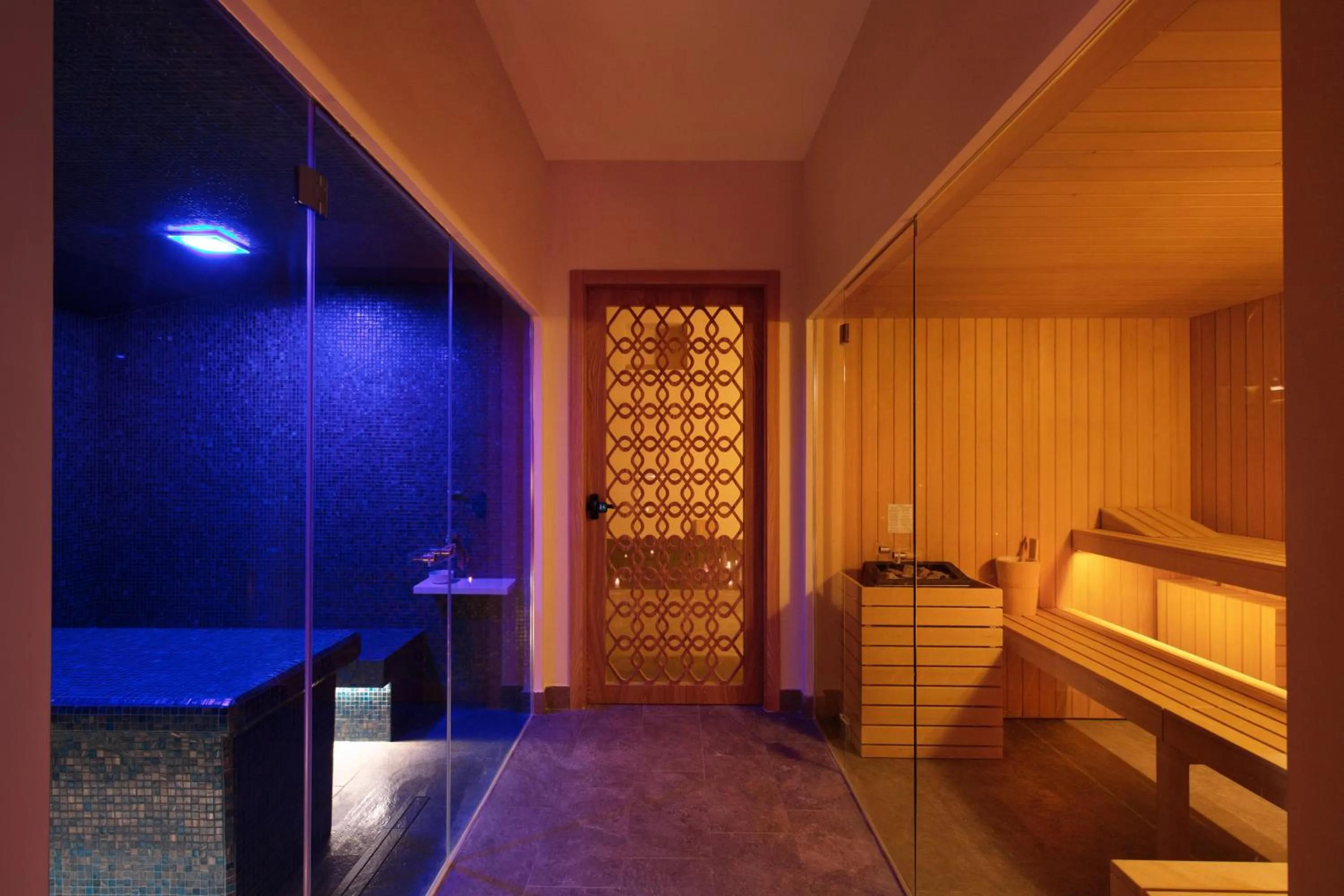 Sauna, Bed in Hotel Mediterraneo
