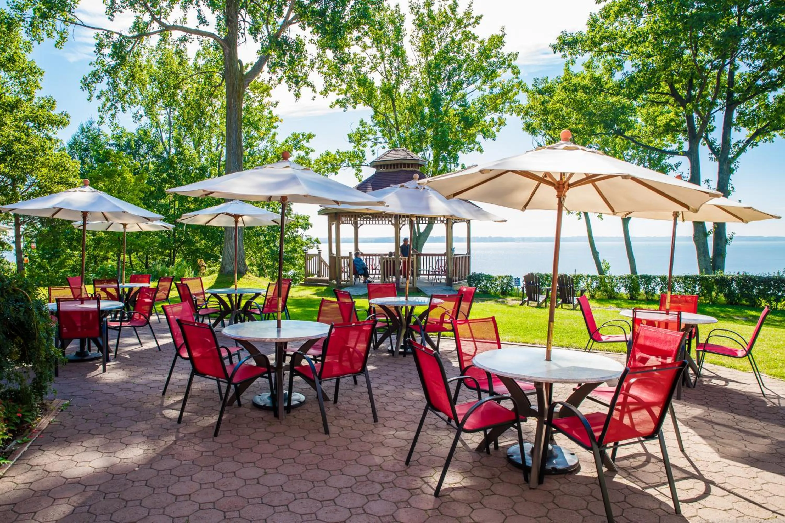Patio in L'Auberge Du Lac St-Pierre