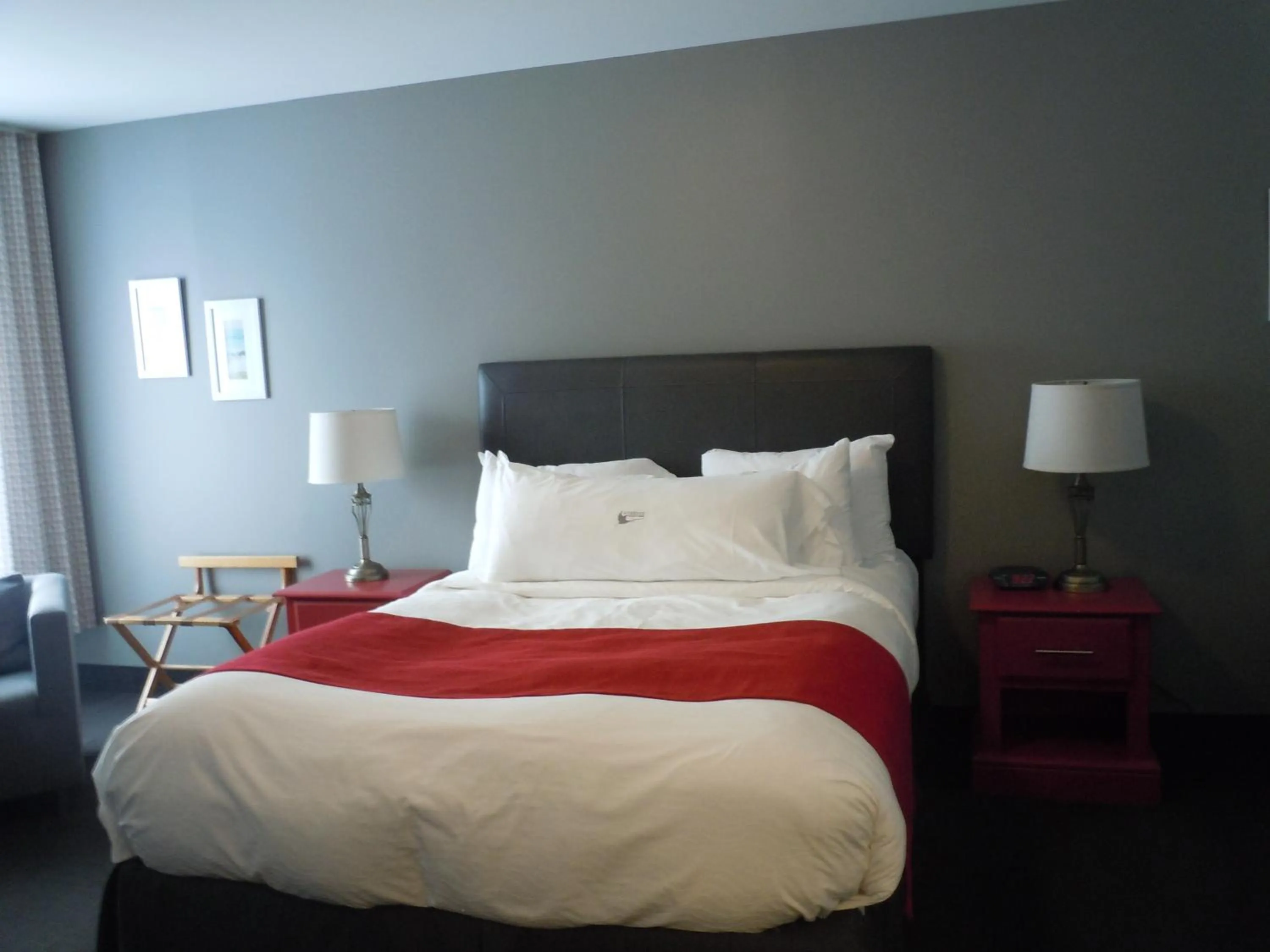 Bed in L'Auberge Du Lac St-Pierre