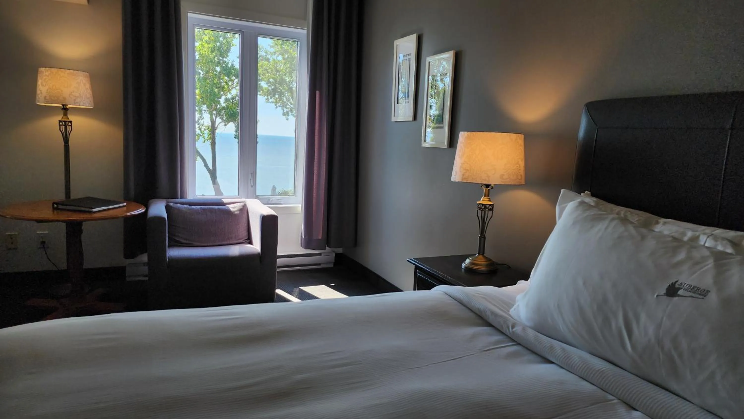 Bed in L'Auberge Du Lac St-Pierre