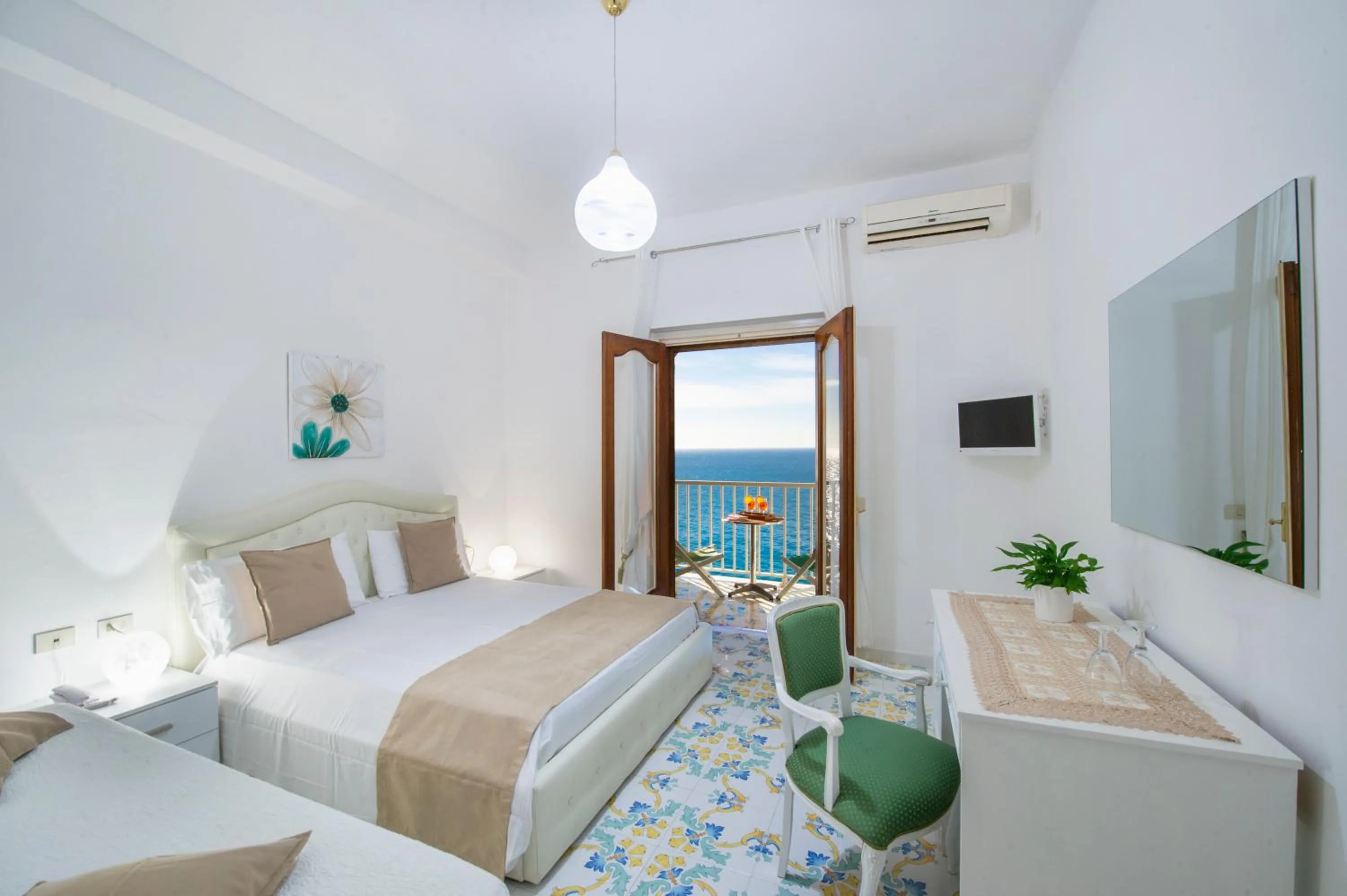 Quadruple Room with Sea View in Hotel Villa Bellavista
