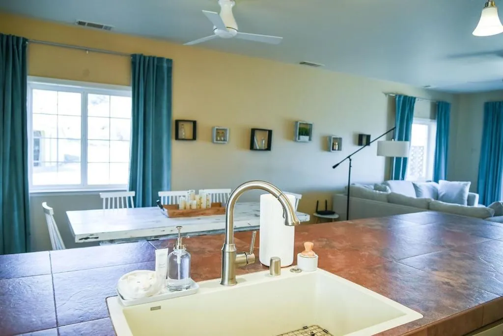 kitchen, Bed in Sierra Ranch - A Yosemite Retreat
