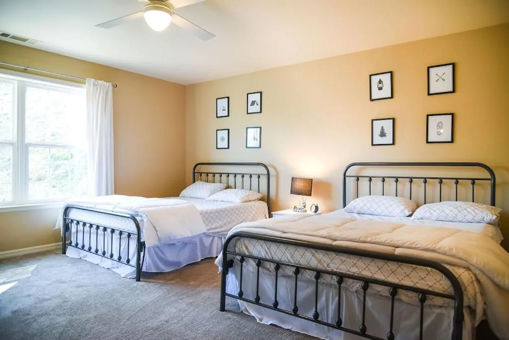 Bed in Sierra Ranch - A Yosemite Retreat