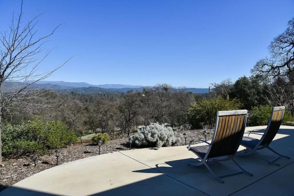 Mountain view in Sierra Ranch - A Yosemite Retreat