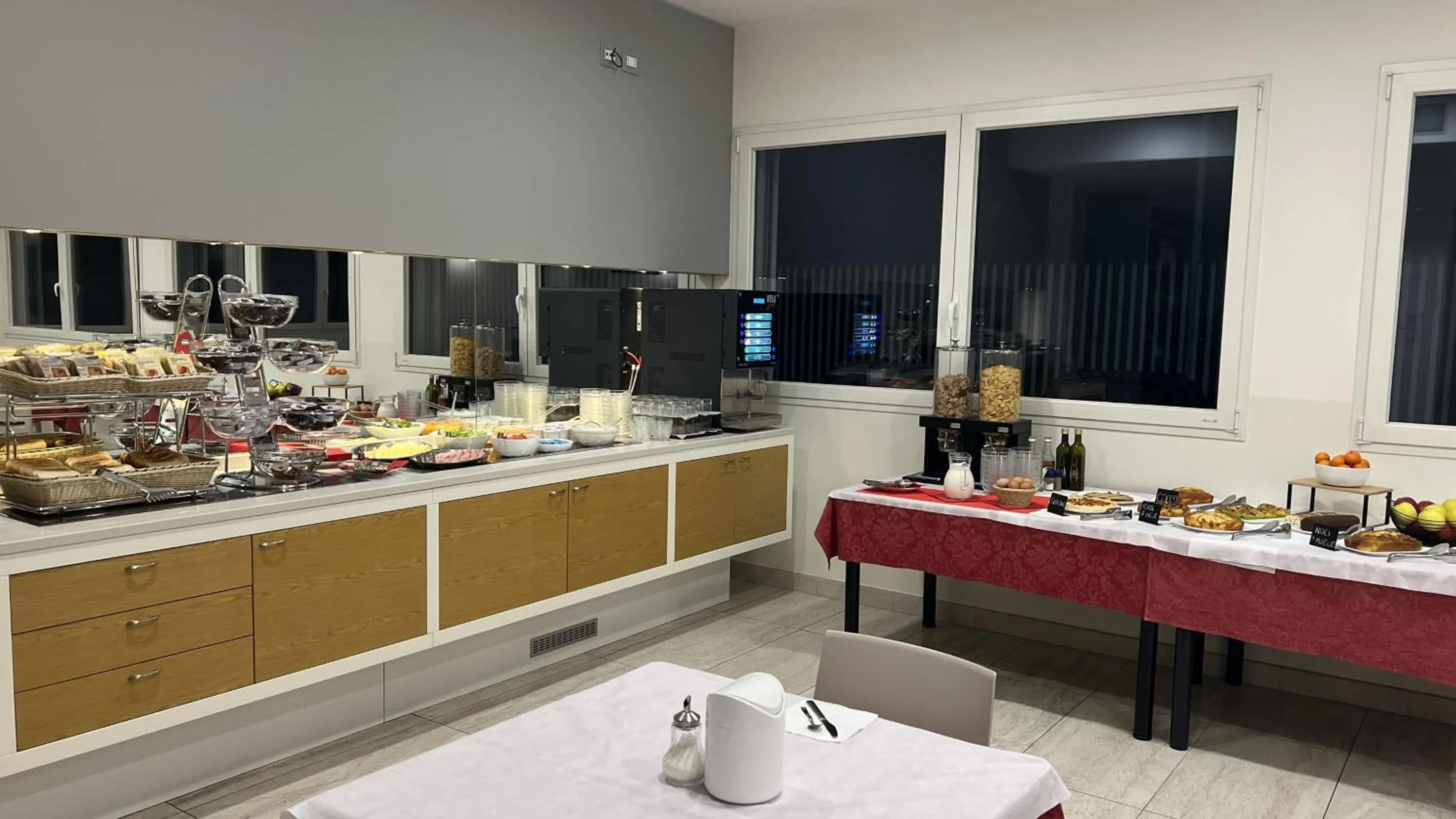 Buffet breakfast in Hotel Airmotel