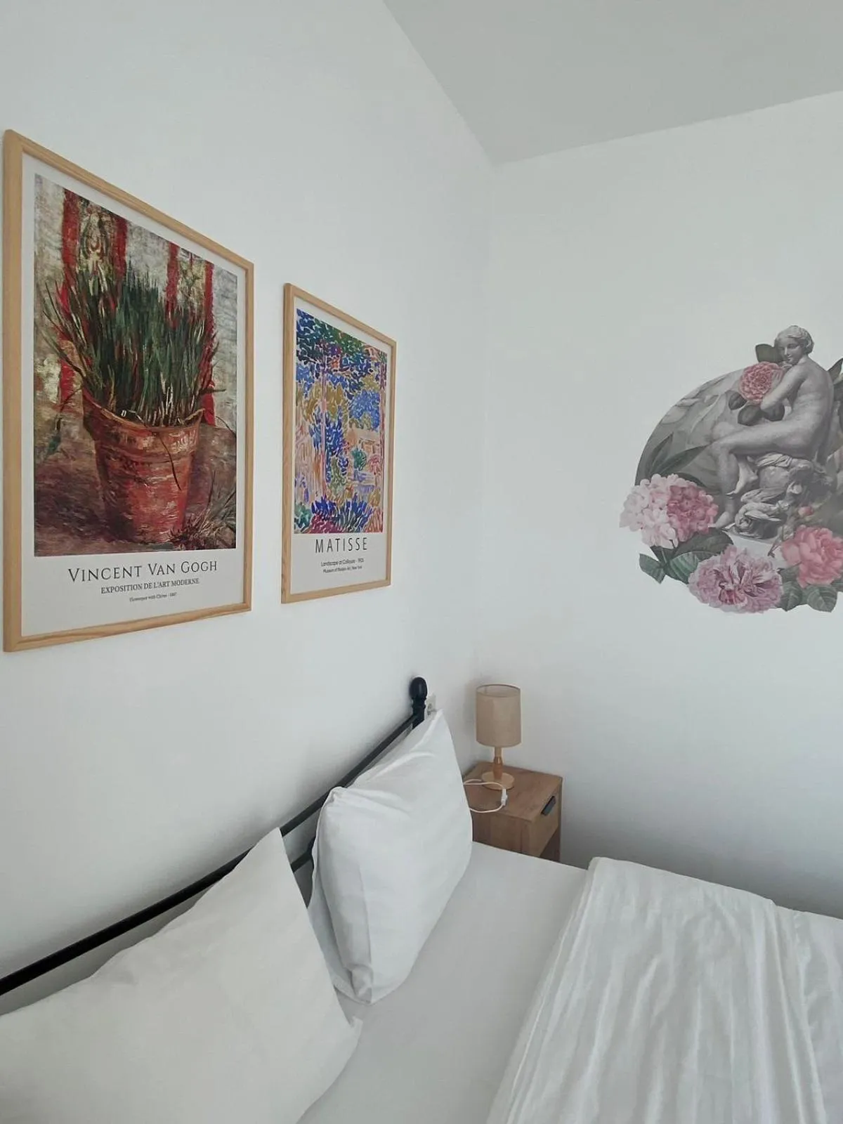 Decorative detail, Bed in Mood Hotel Kazbegi