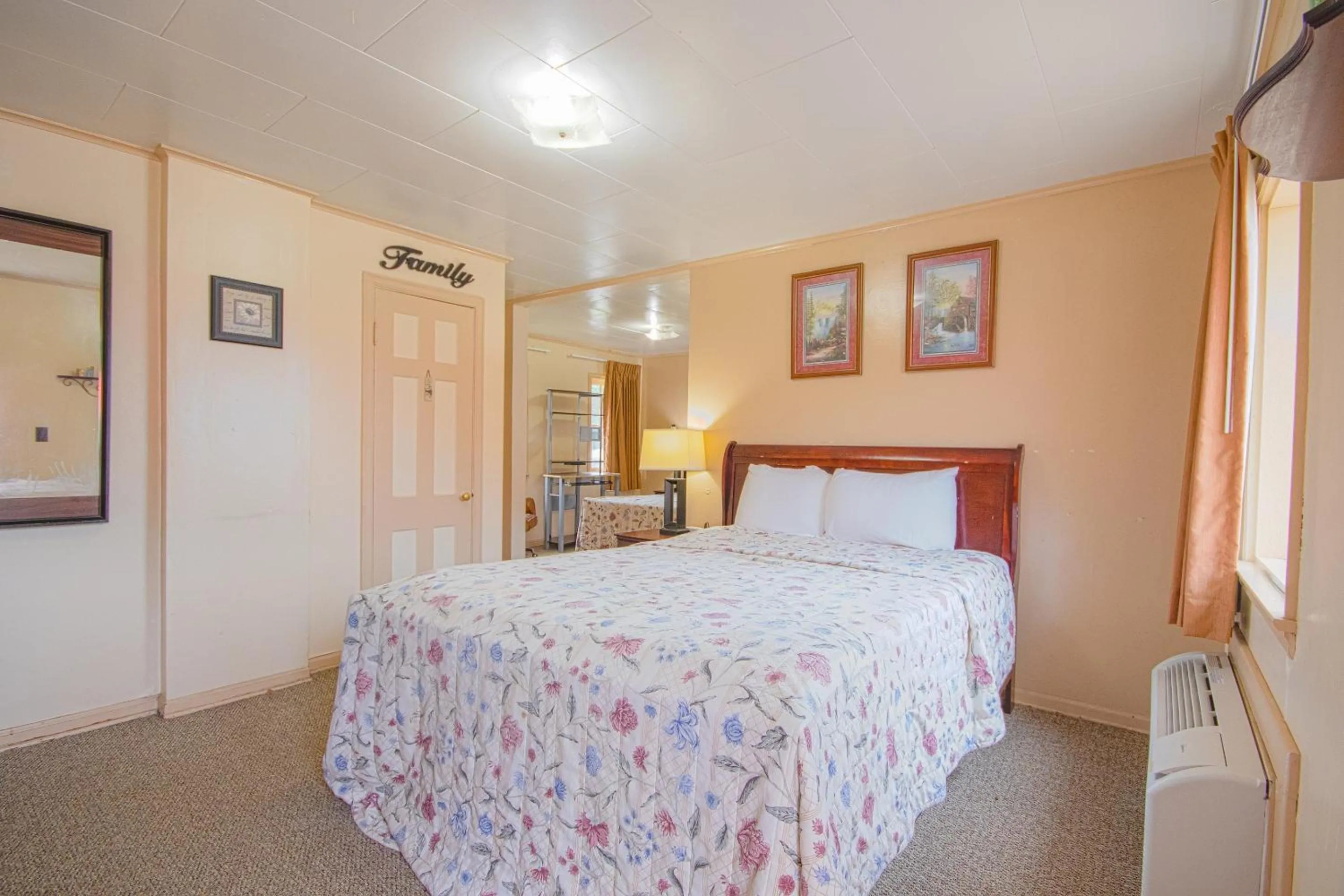 Bedroom, Bed in Sunflower Motel Hiawatha By OYO