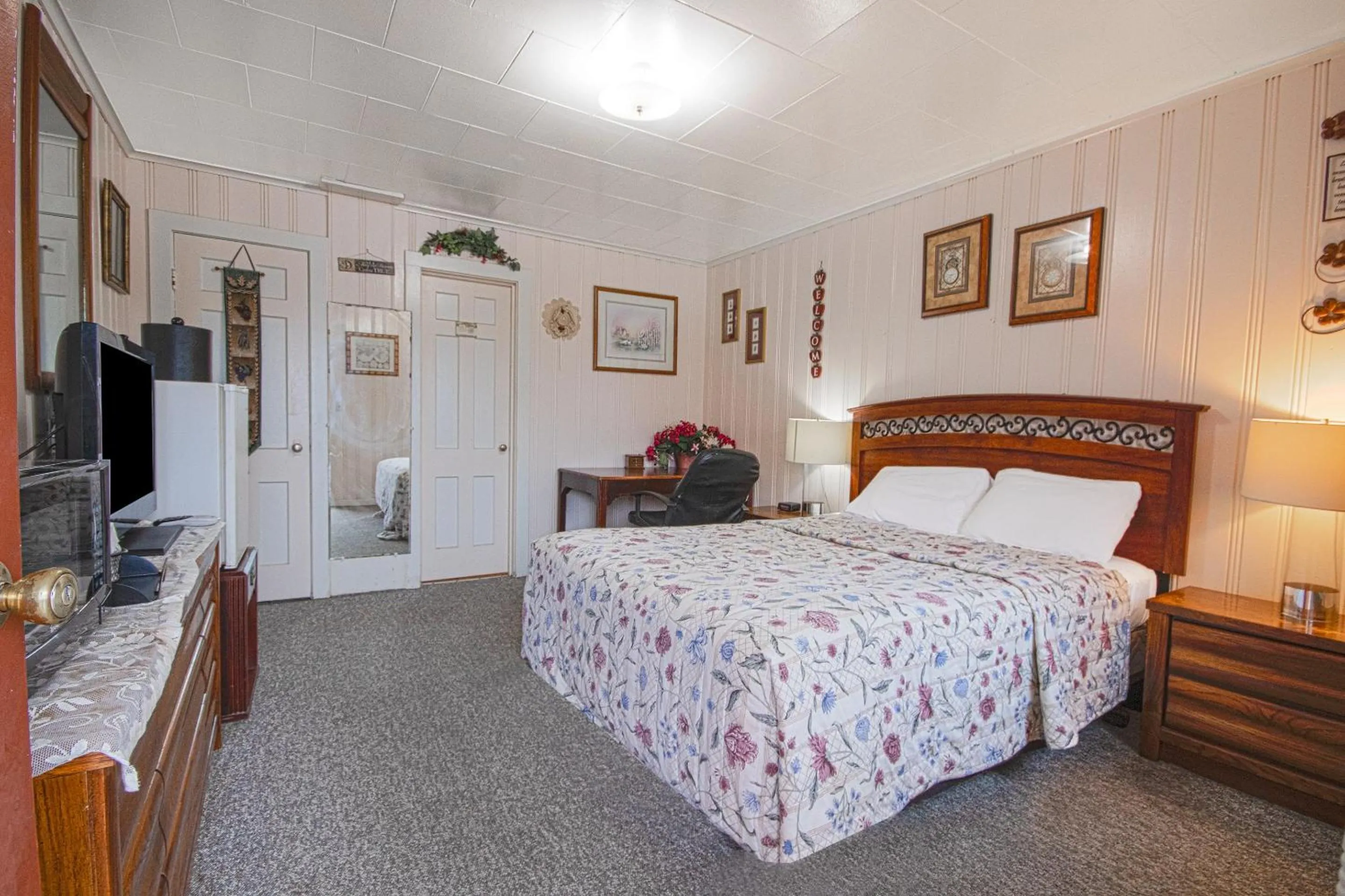 Bedroom, Bed in Sunflower Motel Hiawatha By OYO