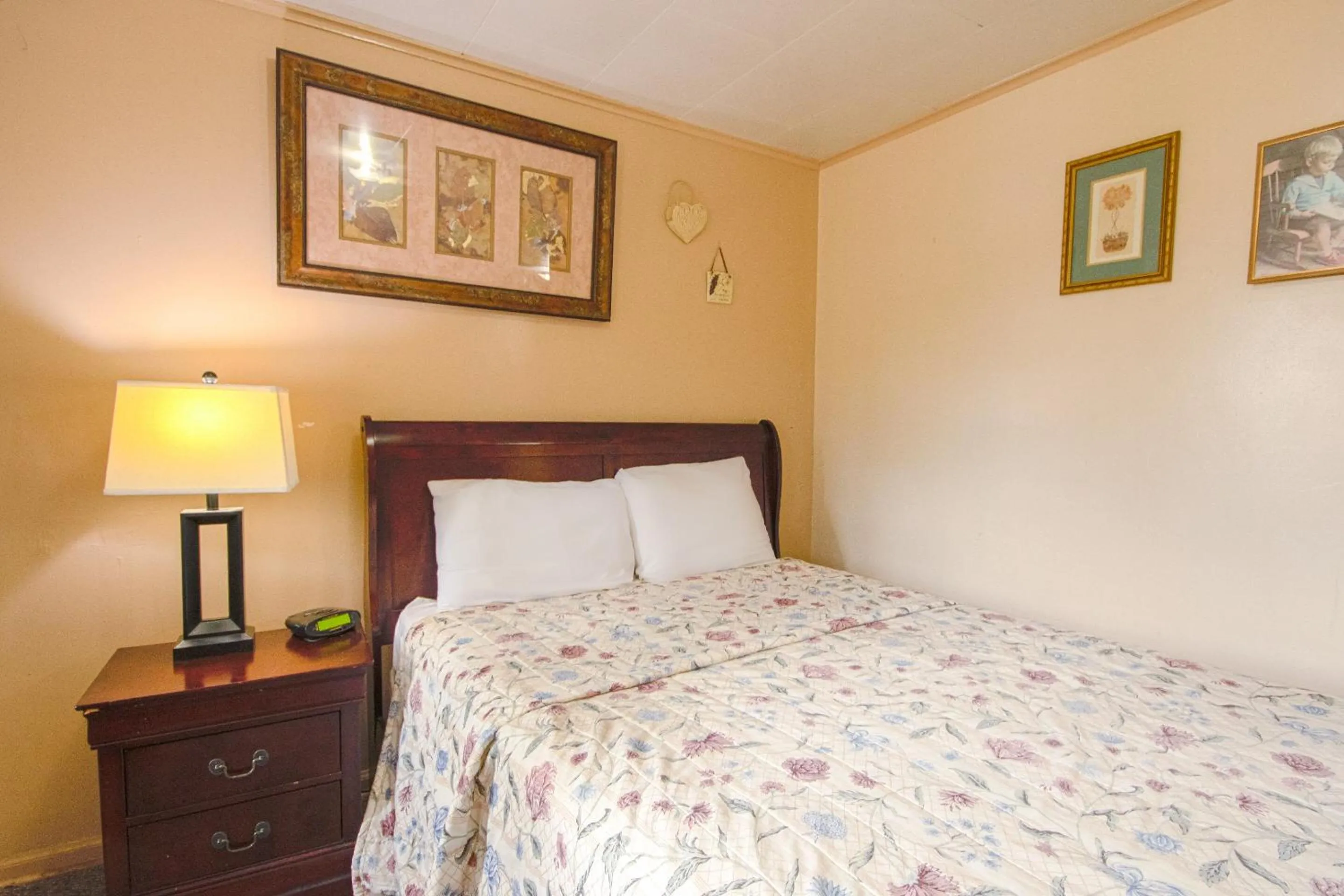 Bedroom, Bed in Sunflower Motel Hiawatha By OYO