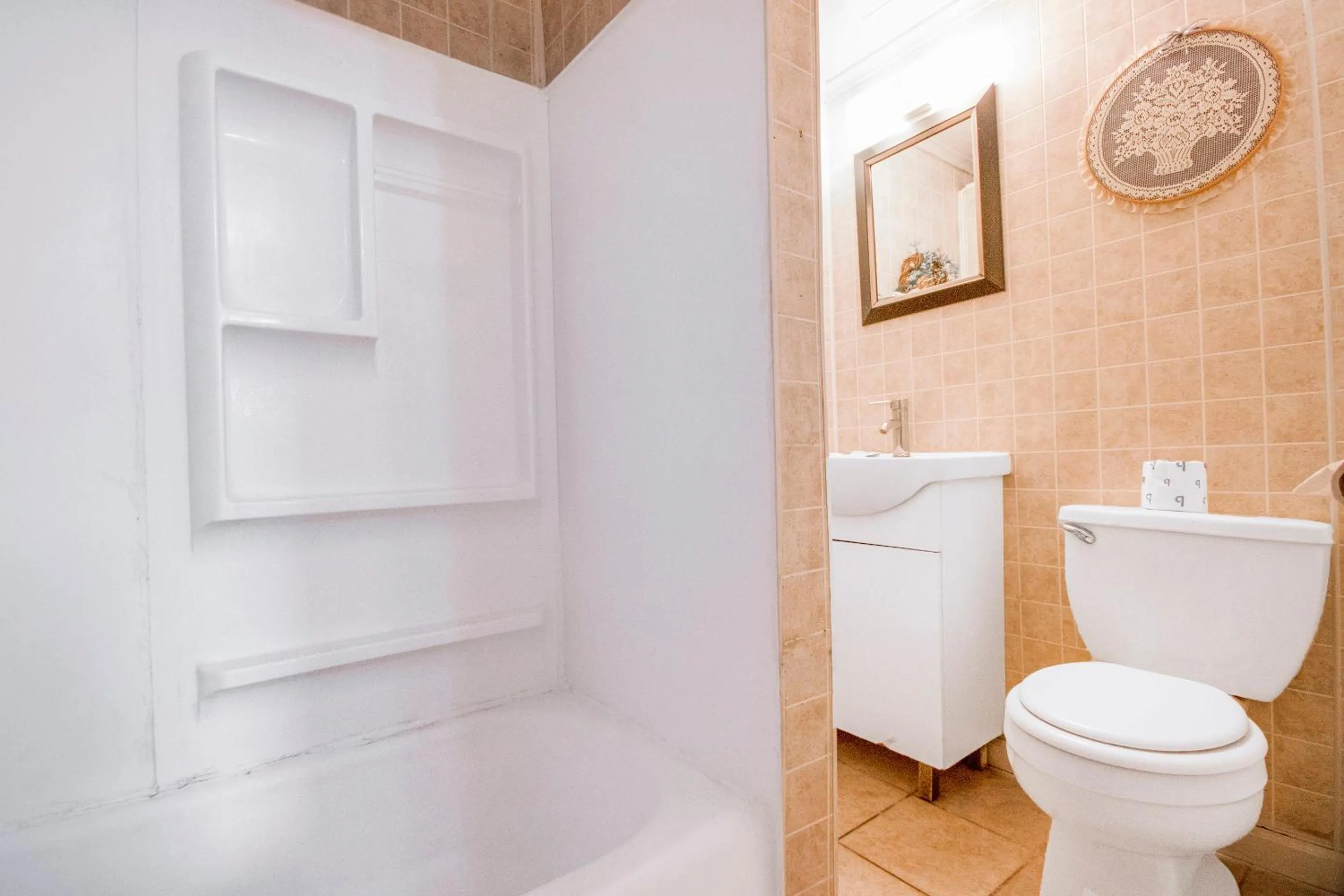 Bathroom in Sunflower Motel Hiawatha By OYO