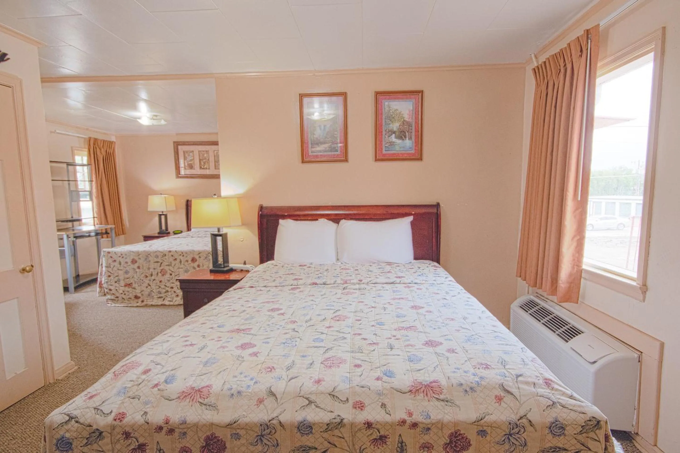 Bedroom, Bed in Sunflower Motel Hiawatha By OYO