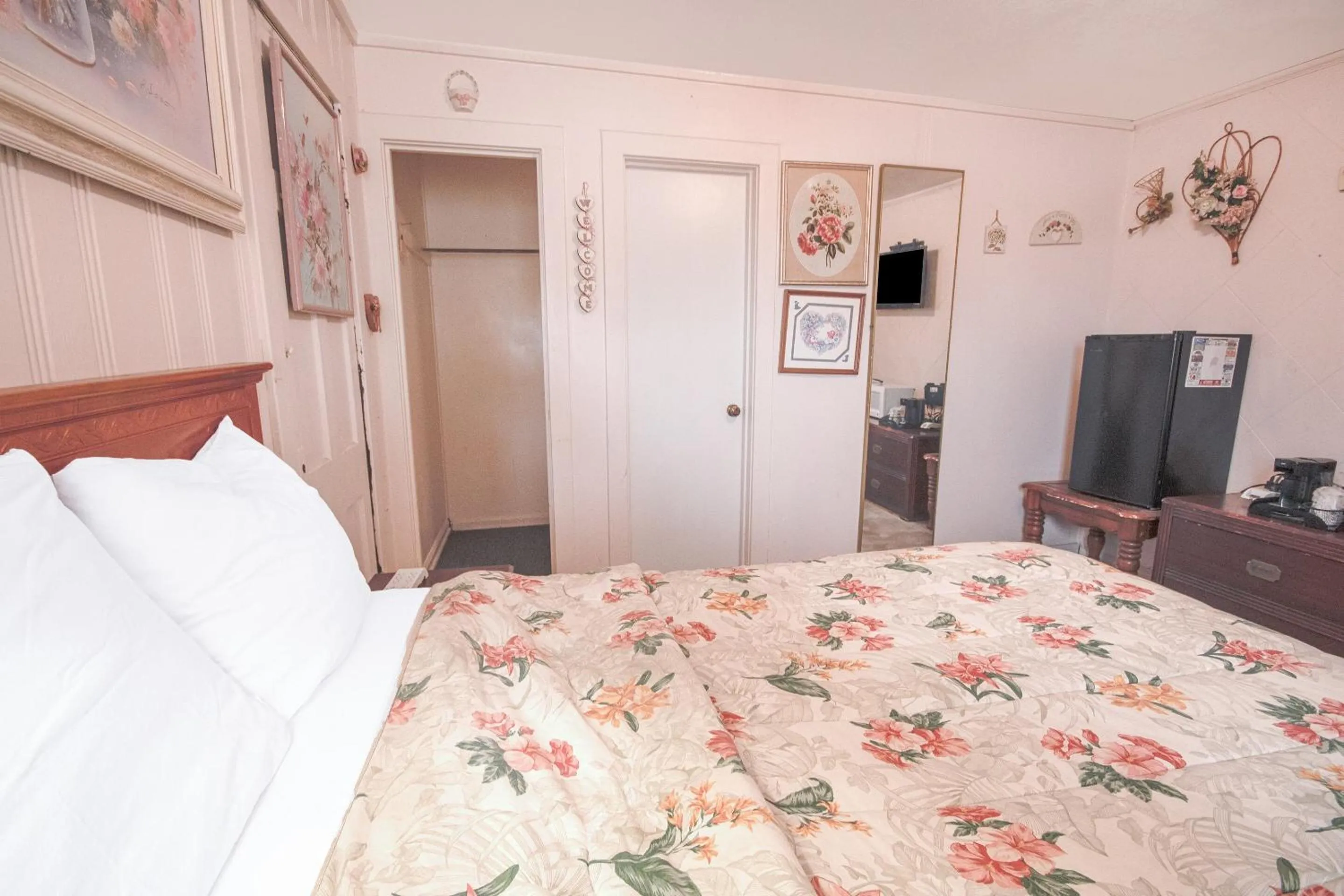 Bedroom, Bed in Sunflower Motel Hiawatha By OYO