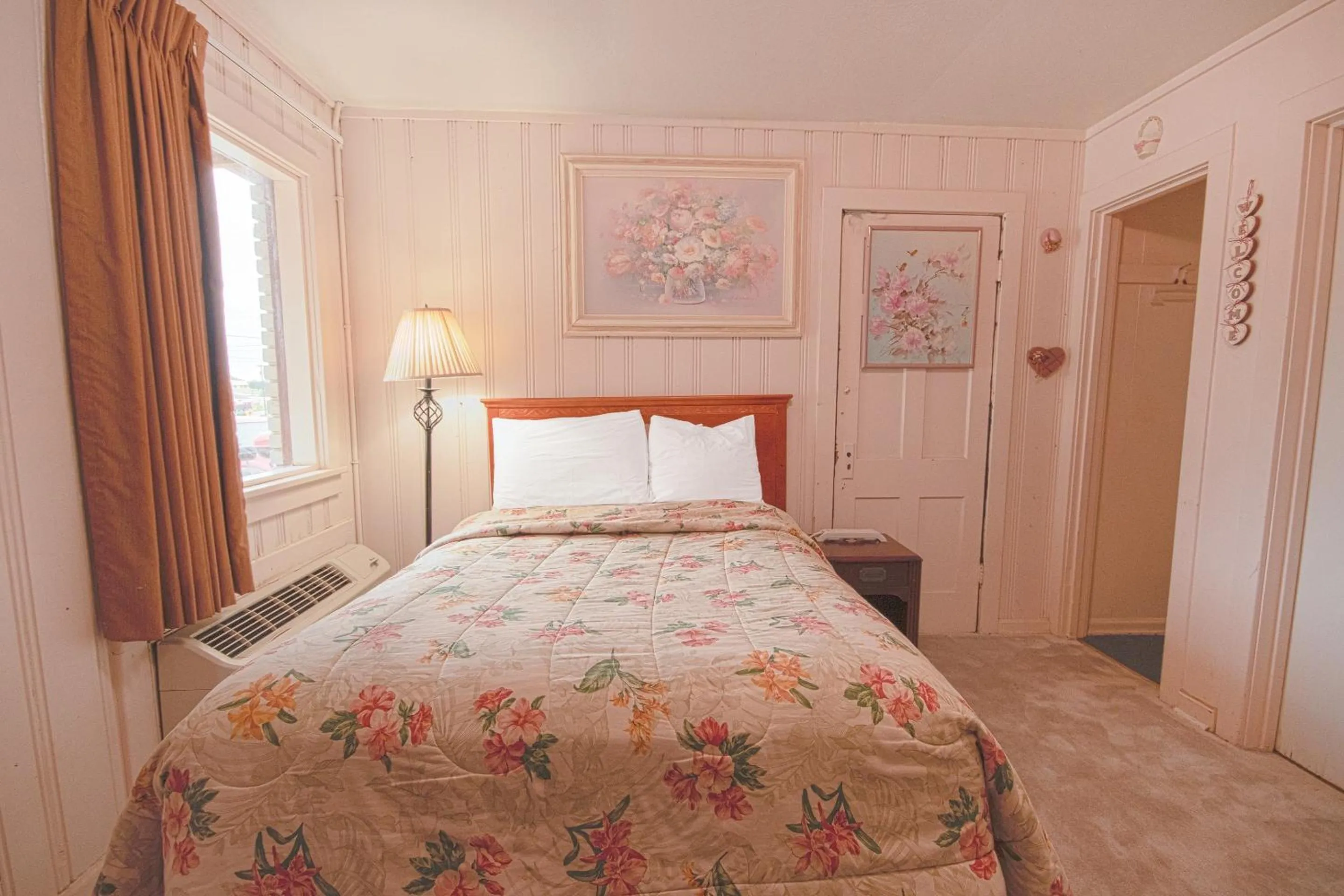 Bedroom, Bed in Sunflower Motel Hiawatha By OYO