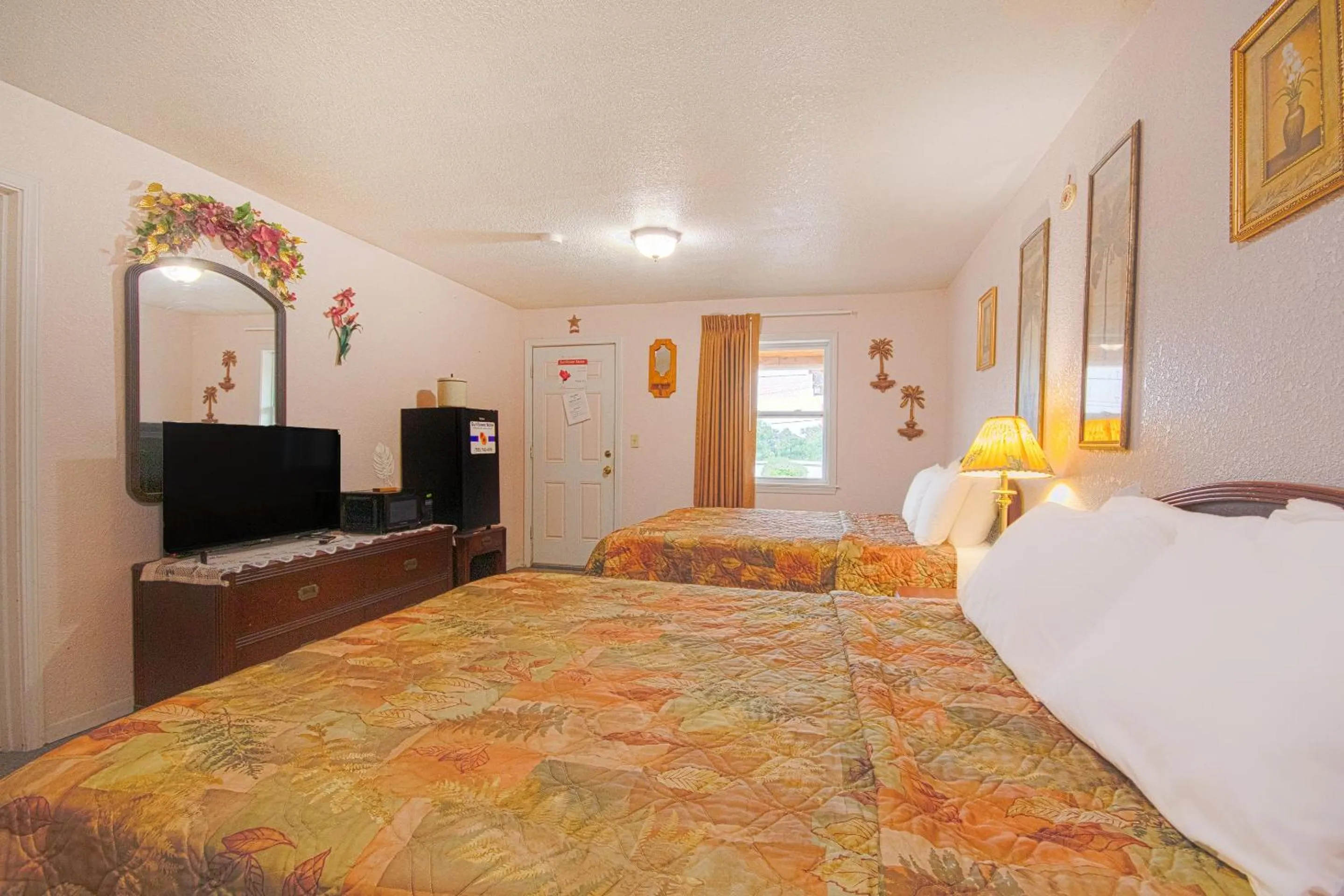 Bedroom, Bed in Sunflower Motel Hiawatha By OYO