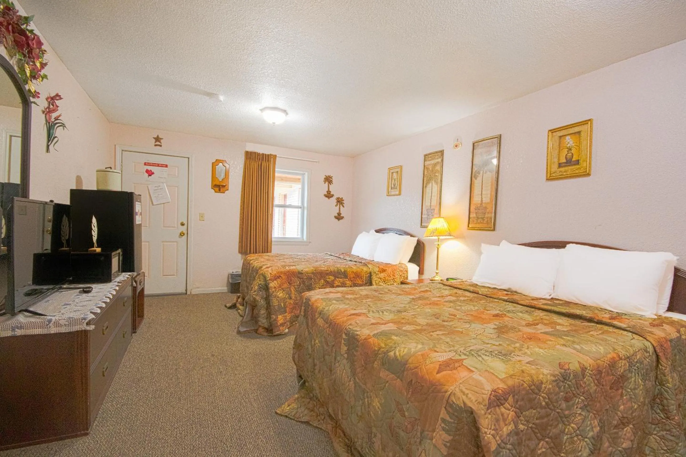 Bedroom, Bed in Sunflower Motel Hiawatha By OYO