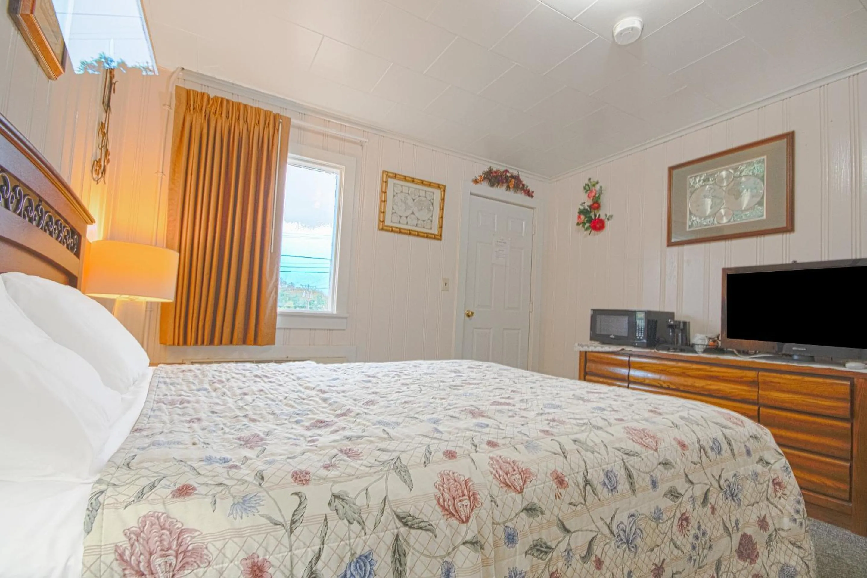 Bedroom, Bed in Sunflower Motel Hiawatha By OYO