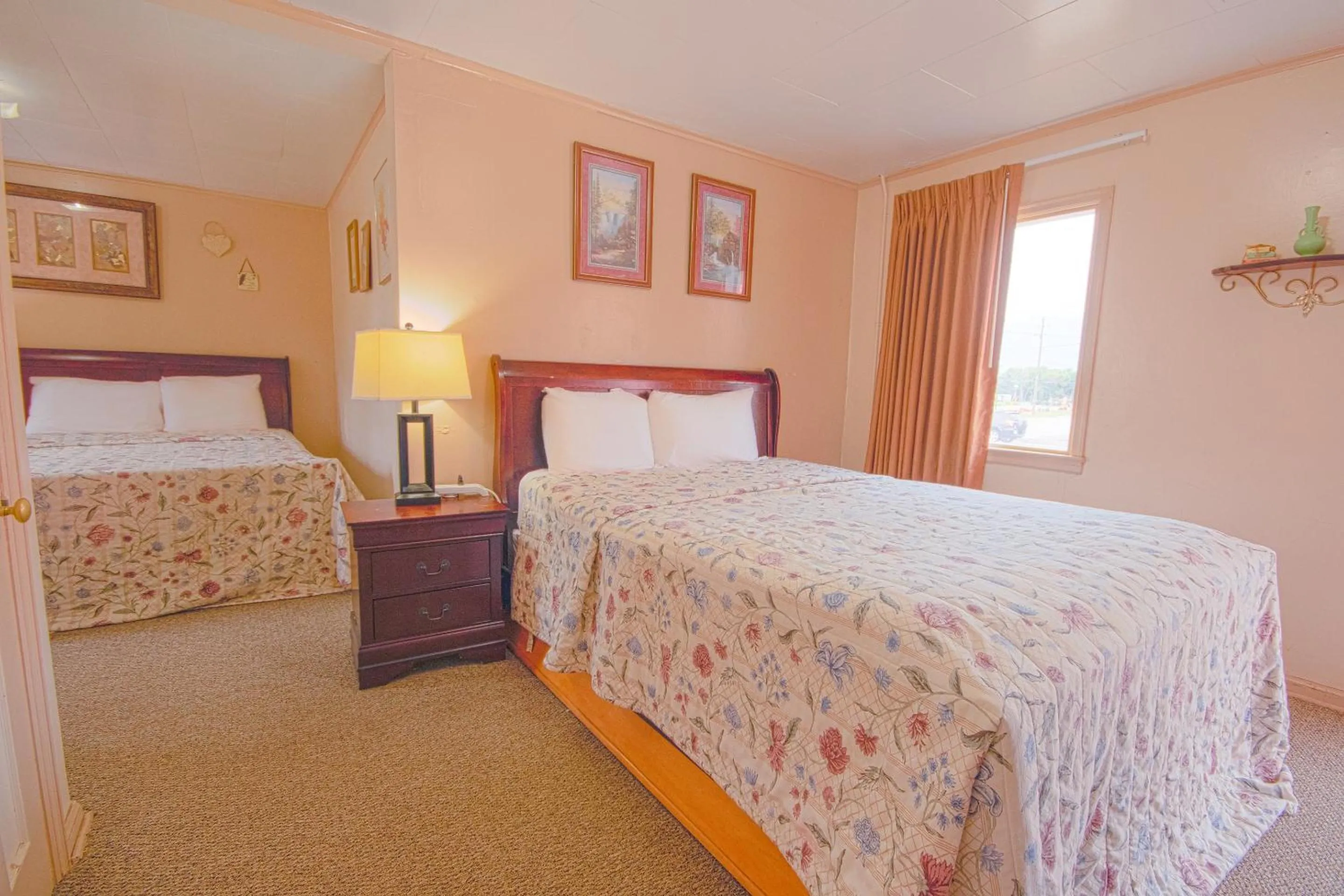 Bedroom, Bed in Sunflower Motel Hiawatha By OYO