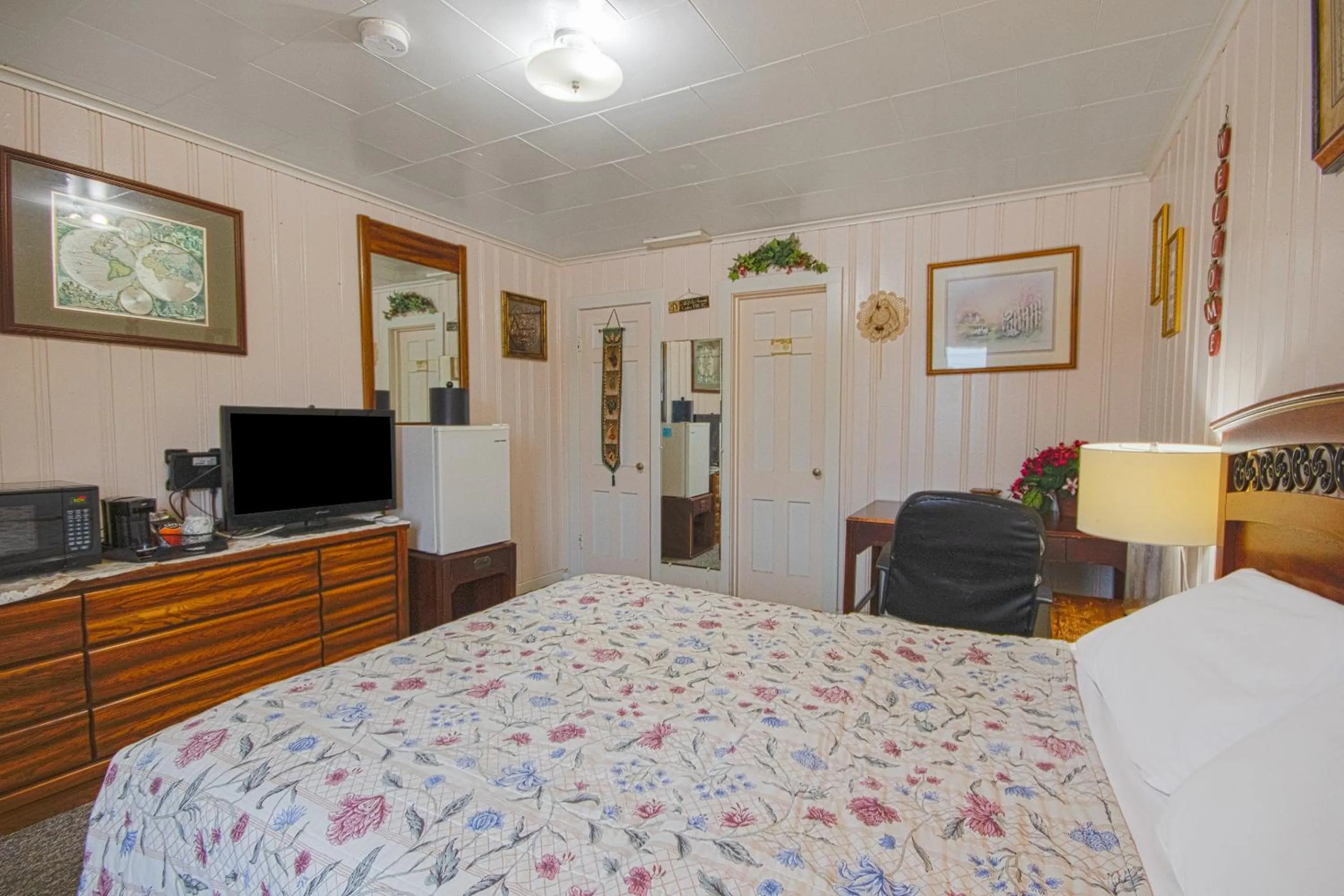 Bedroom, Bed in Sunflower Motel Hiawatha By OYO