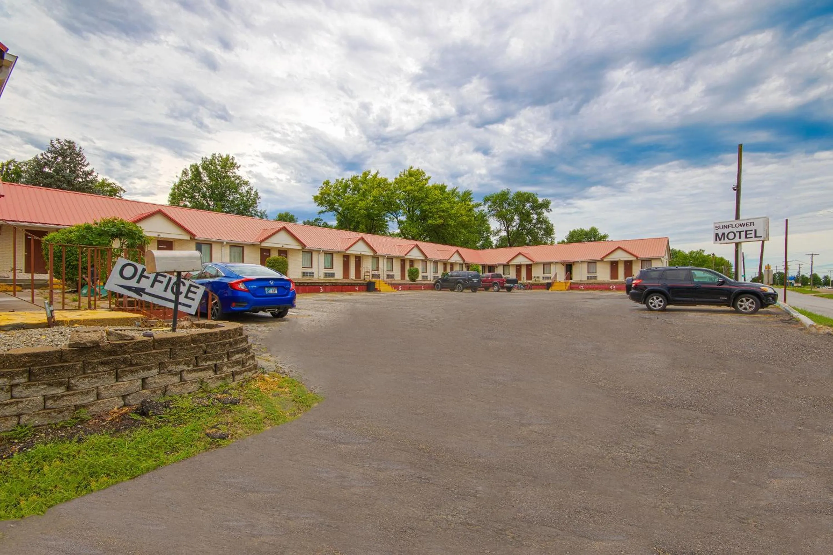 Facade/entrance in Sunflower Motel Hiawatha By OYO
