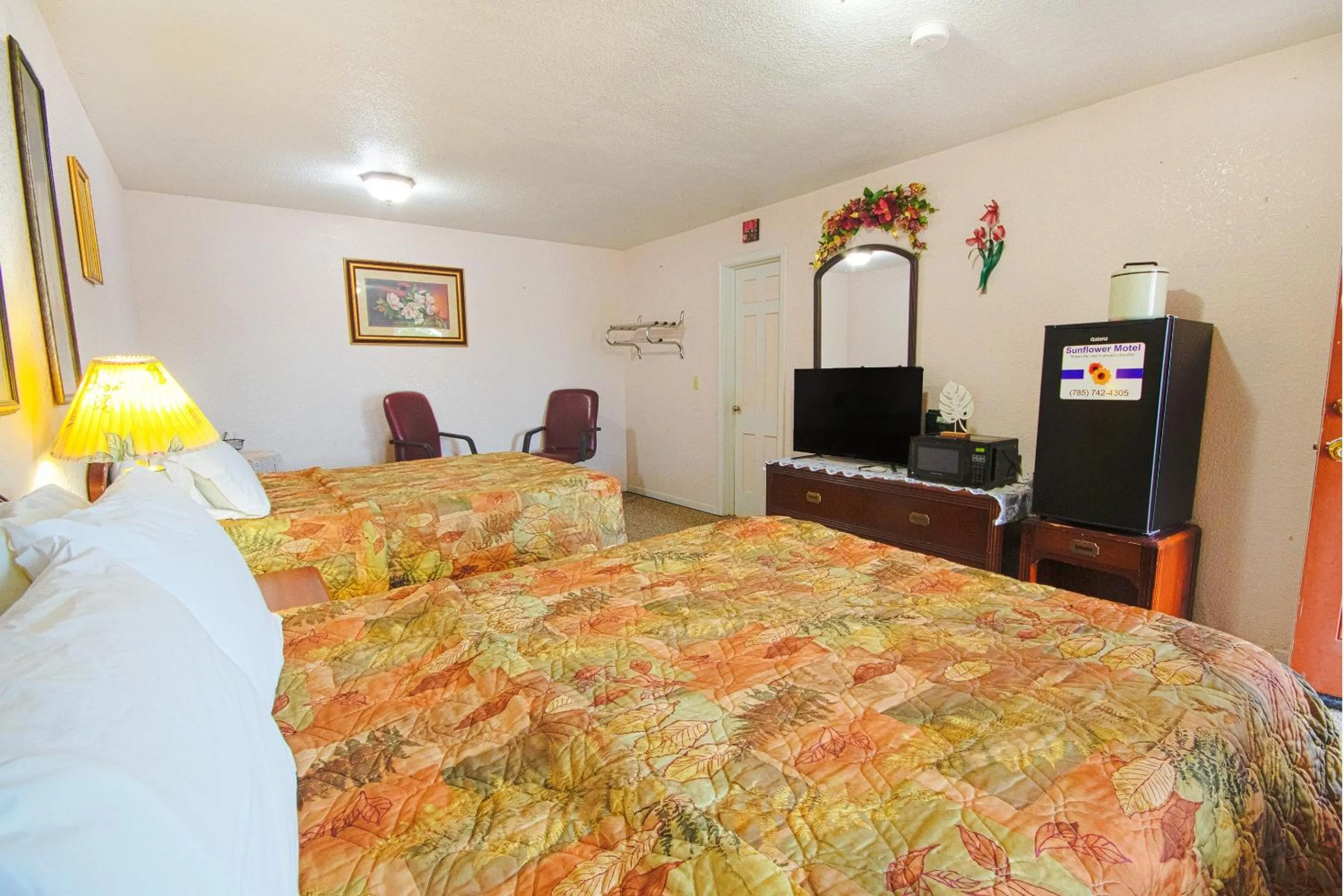 Bedroom, Bed in Sunflower Motel Hiawatha By OYO