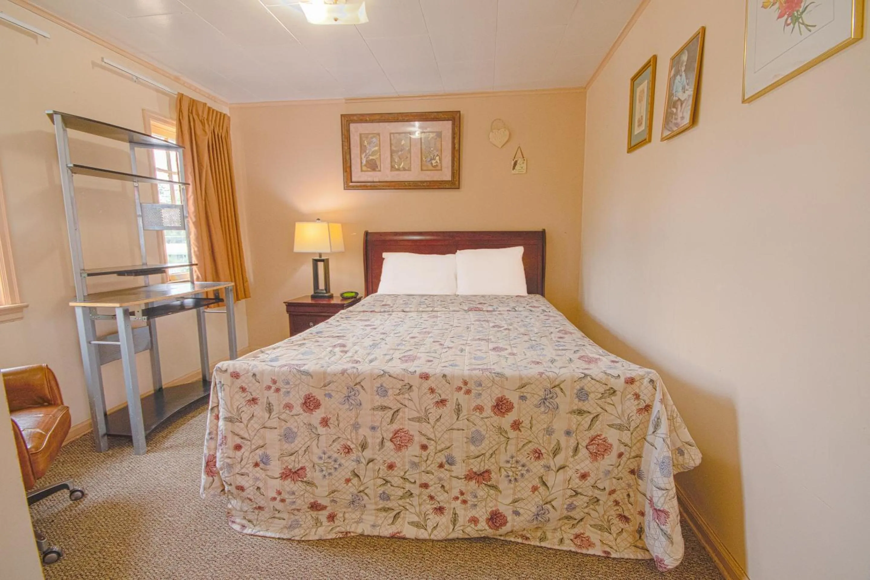 Bedroom, Bed in Sunflower Motel Hiawatha By OYO