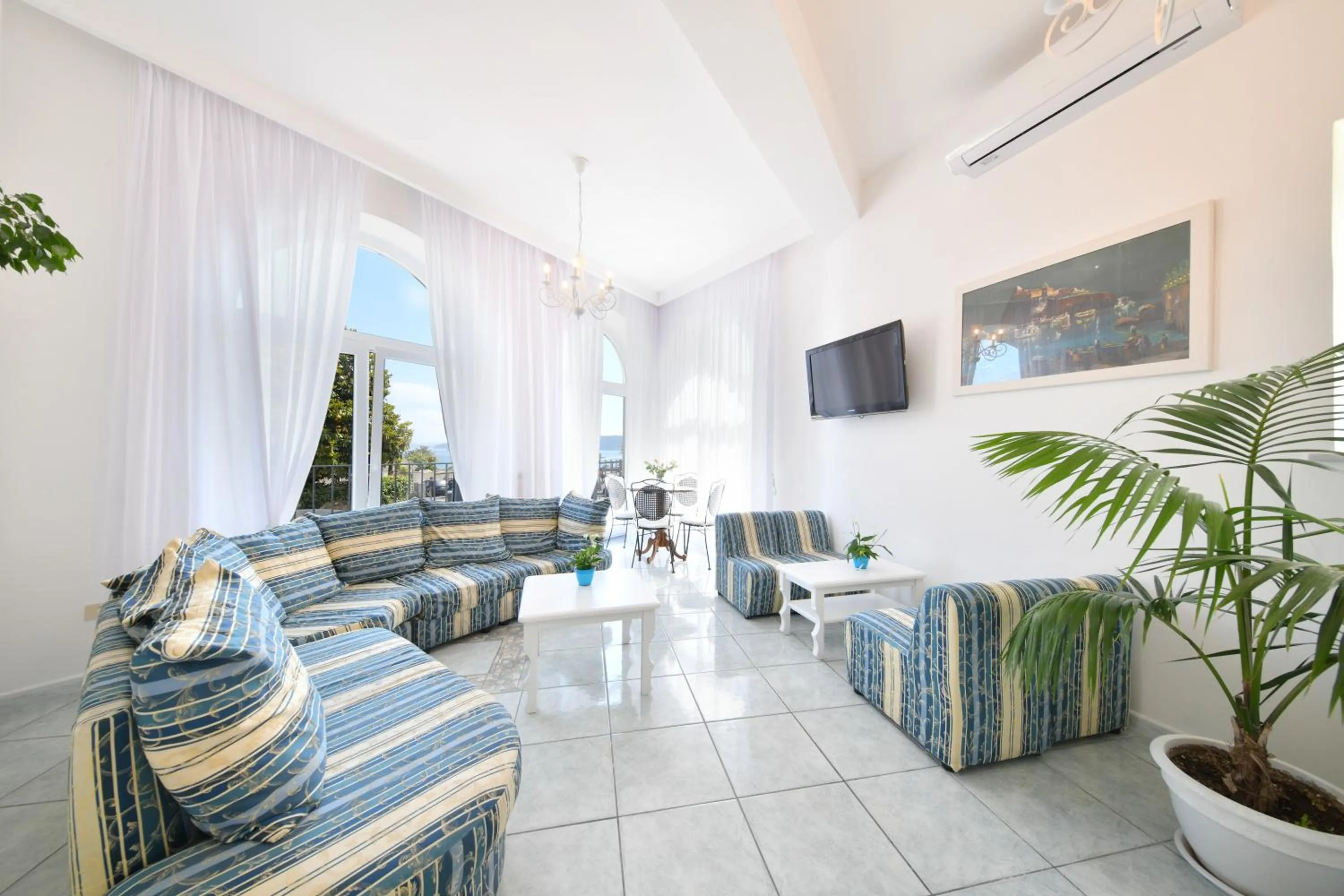 Communal lounge/ TV room in Hotel Noris