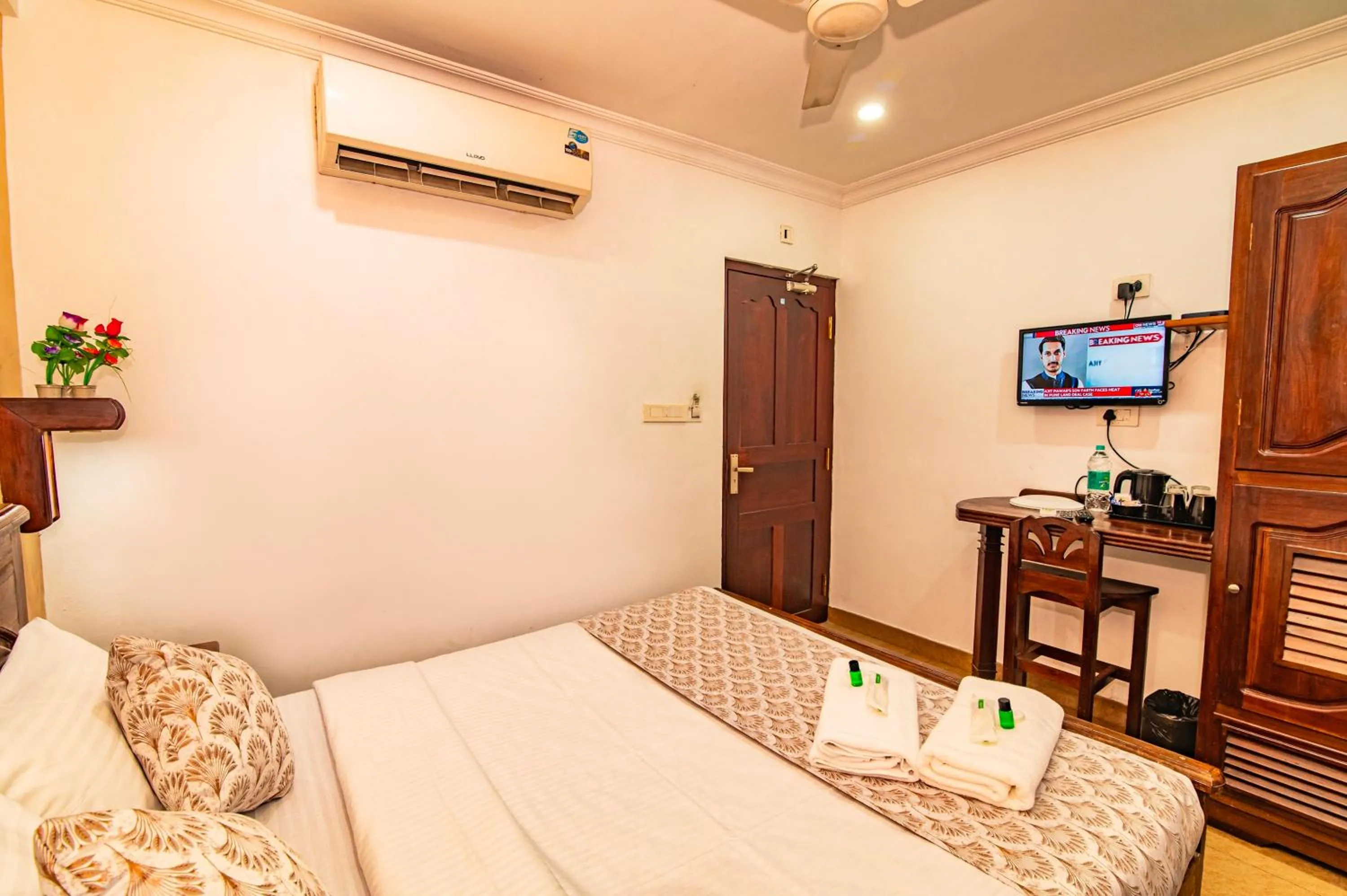 Bedroom, Bed in Hotel Mart View