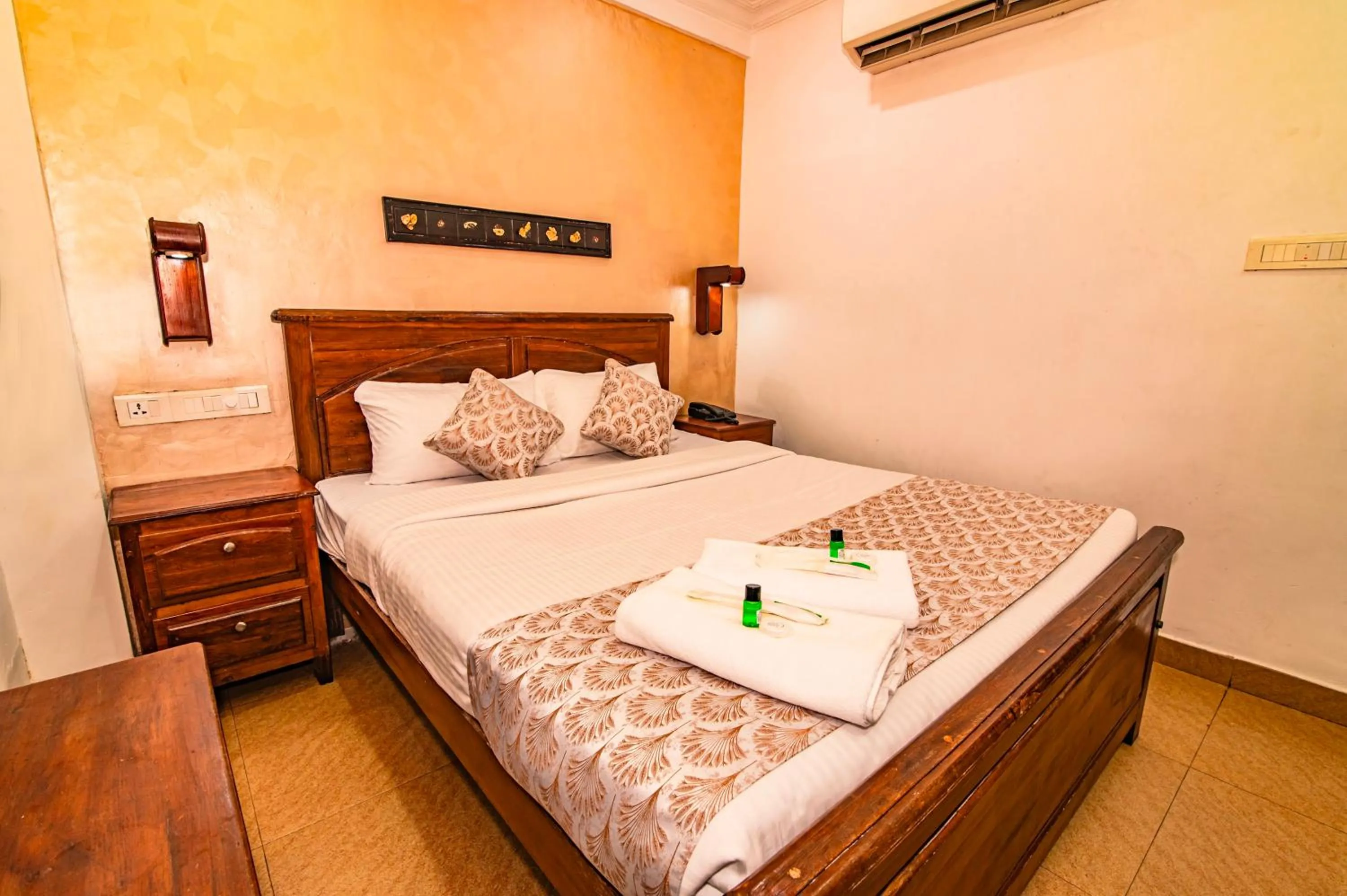 Photo of the whole room, Bed in Hotel Mart View