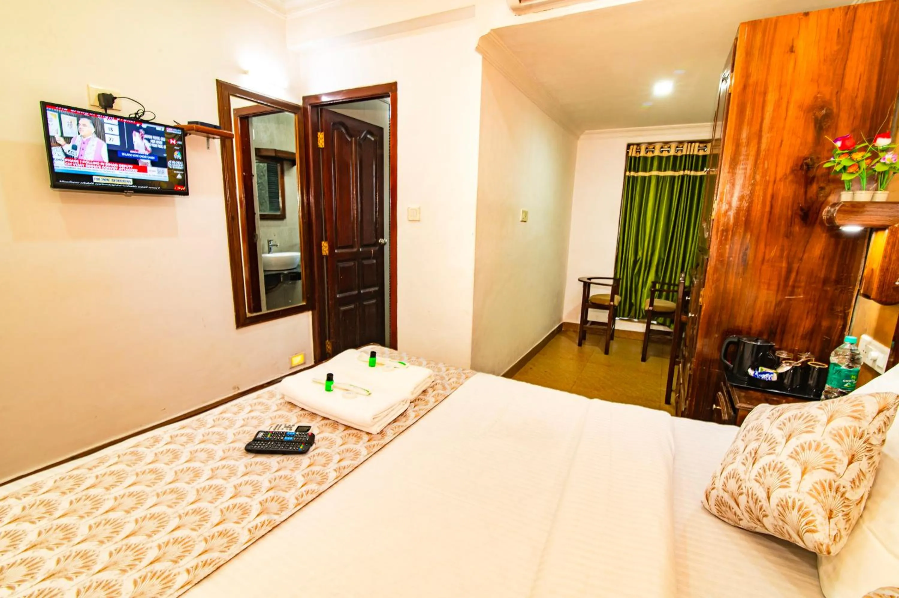 Bedroom, Bed in Hotel Mart View