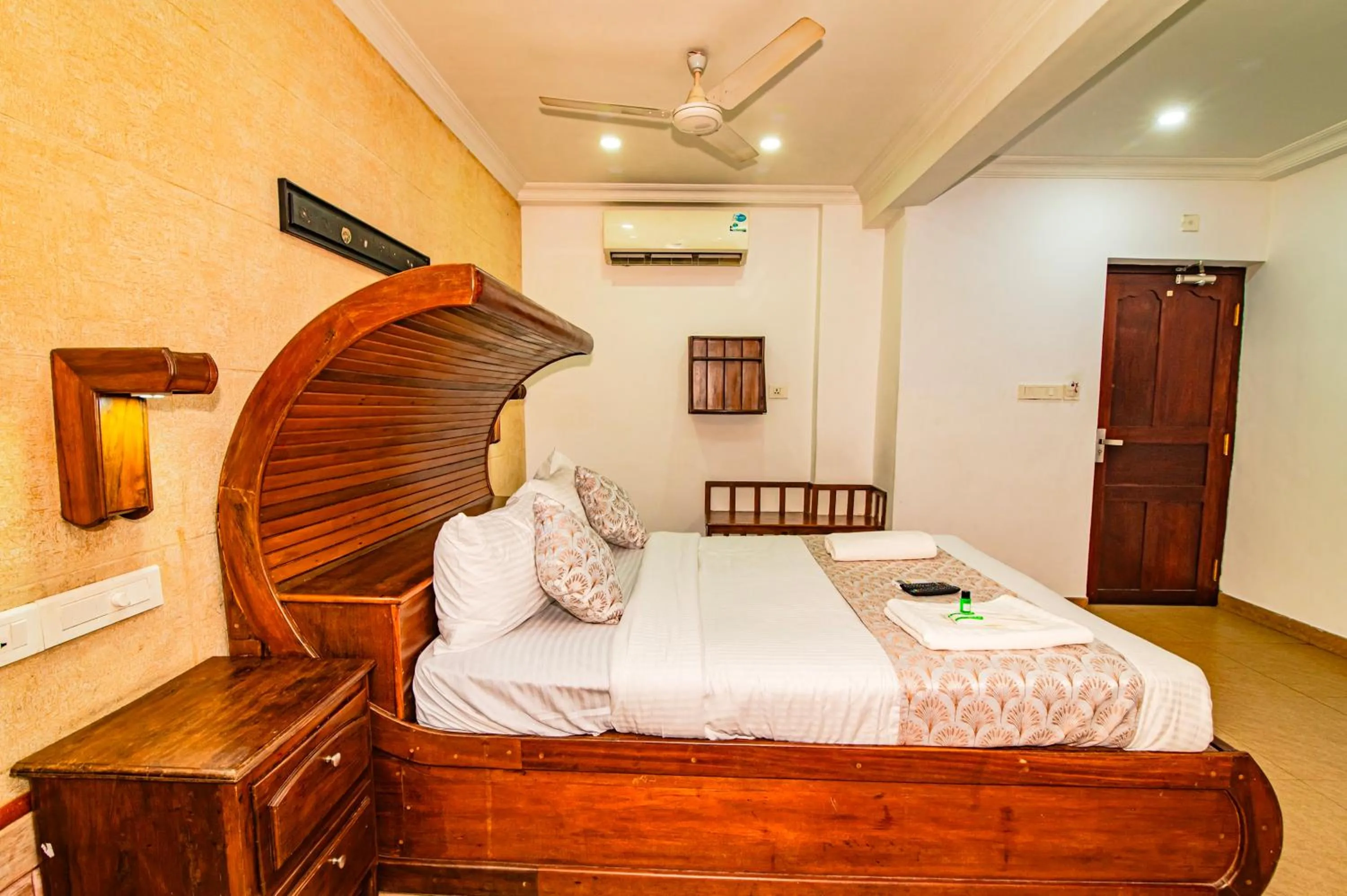 Bedroom, Bed in Hotel Mart View