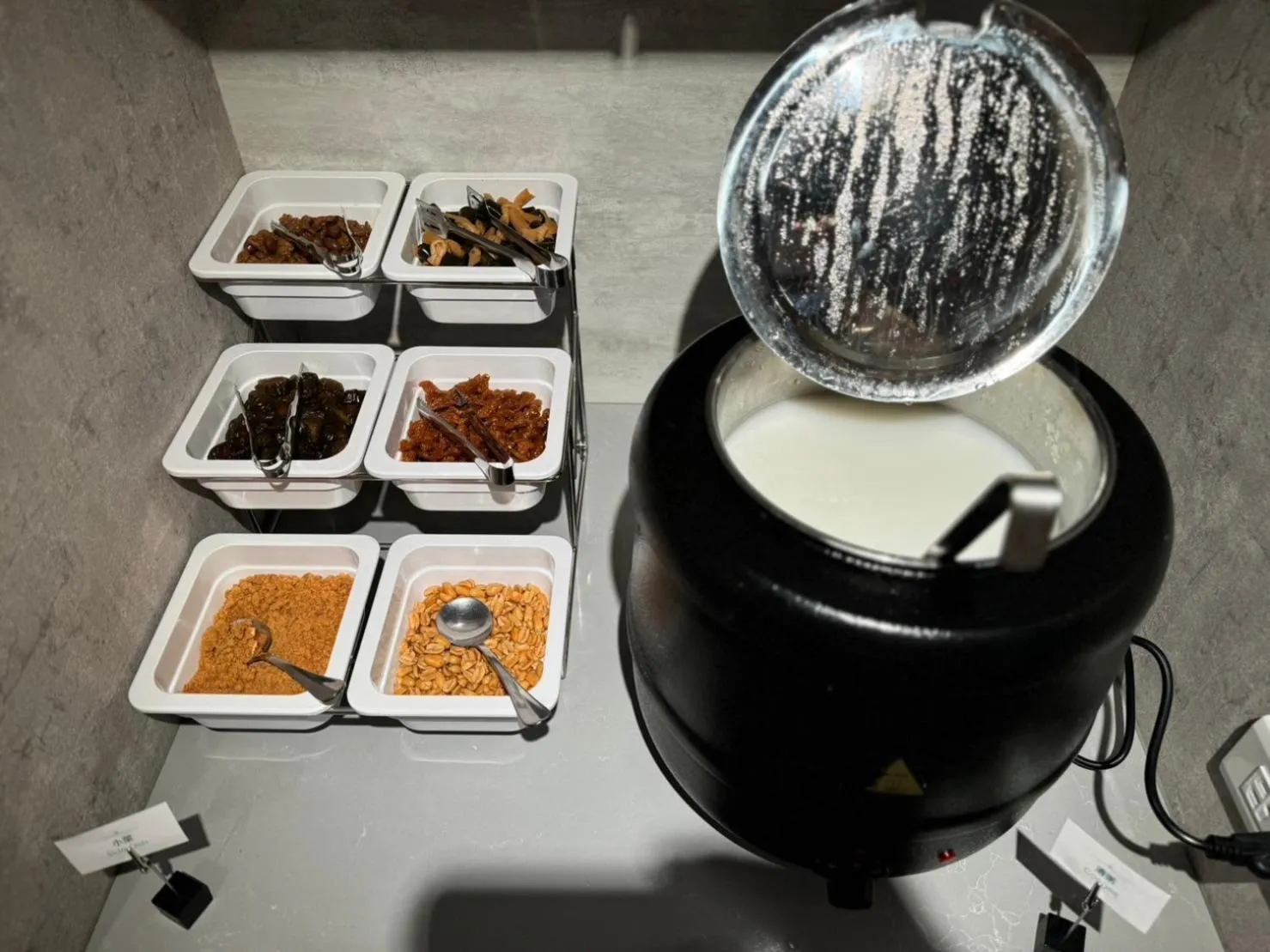 Restaurant/places to eat in Dahu Park Hotel