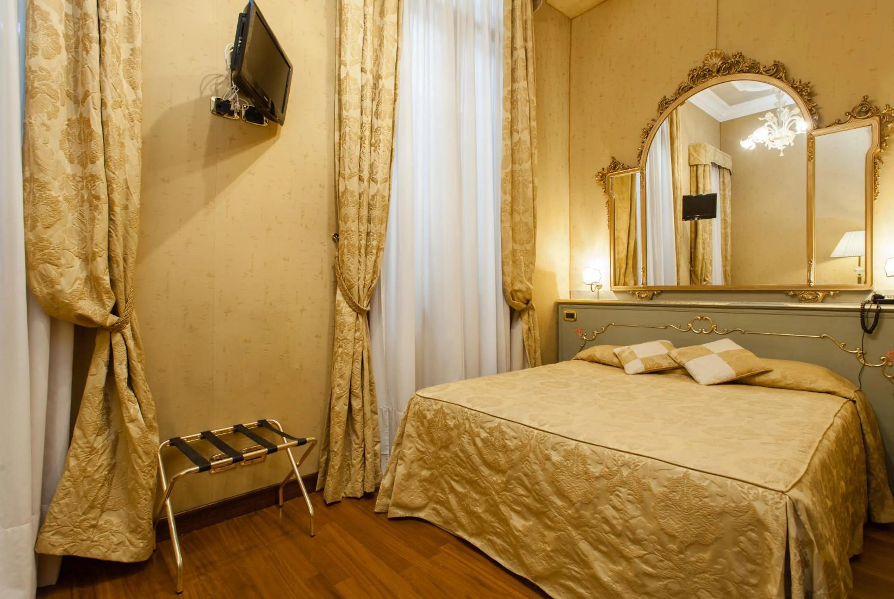 Bedroom, Bed in Hotel Al Ponte Mocenigo