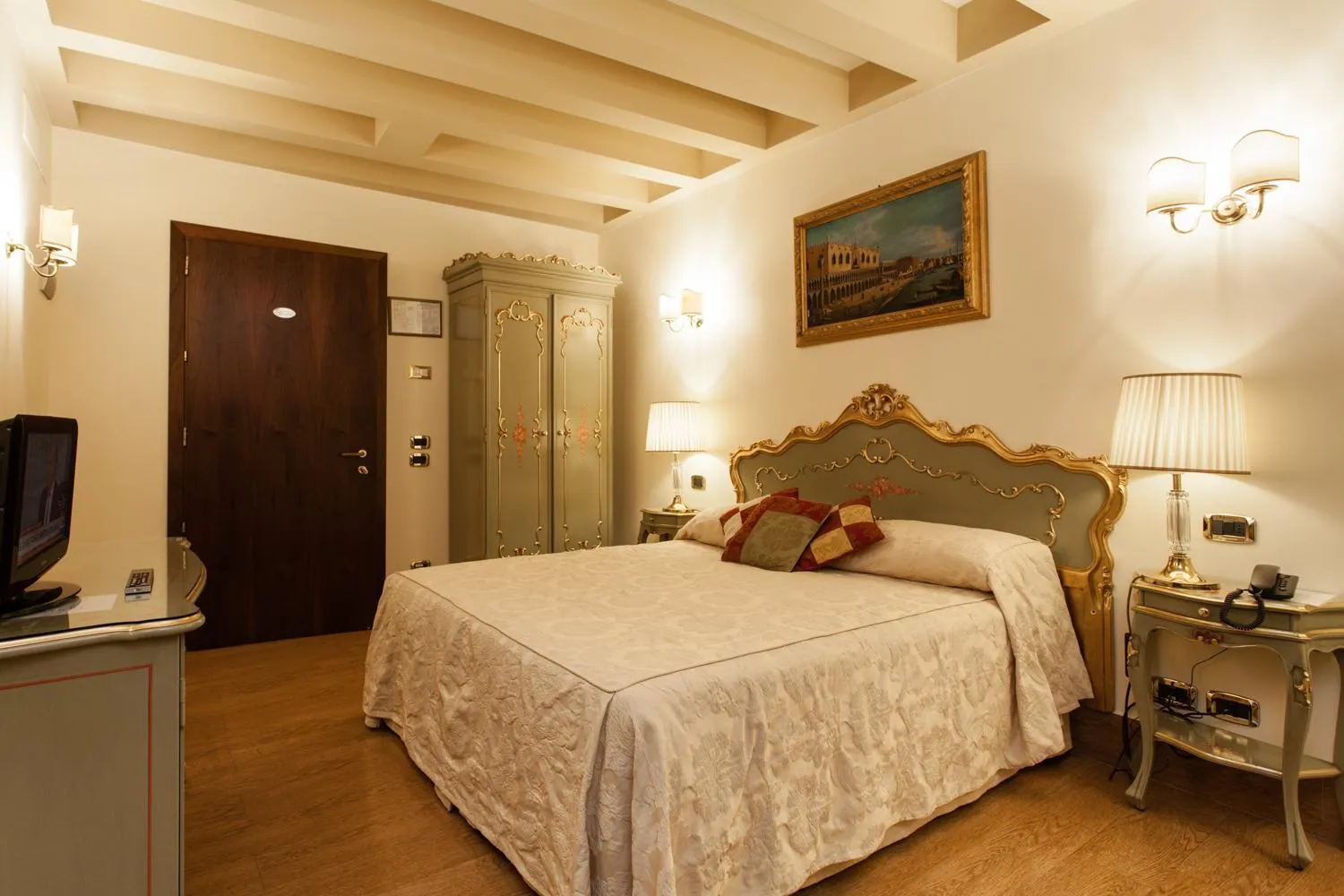 Photo of the whole room, Bed in Hotel Al Ponte Mocenigo