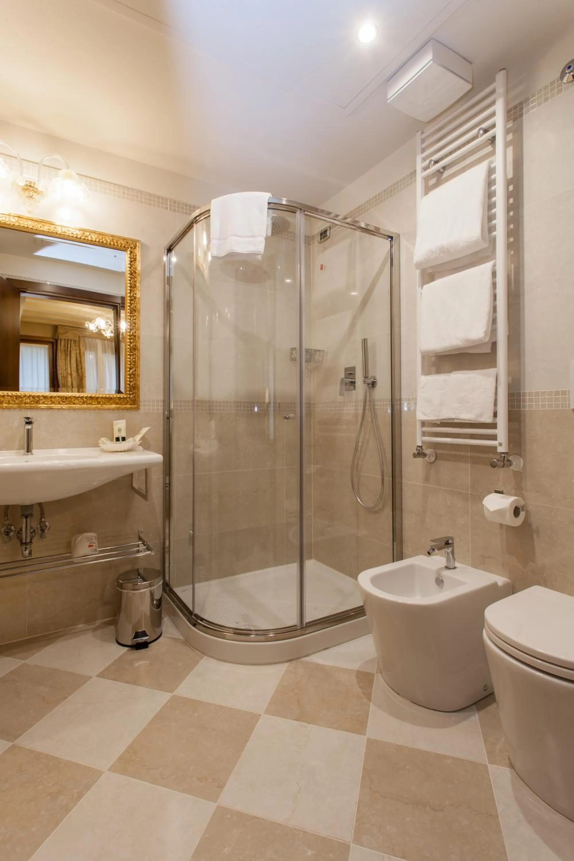 Bathroom in Hotel Al Ponte Mocenigo