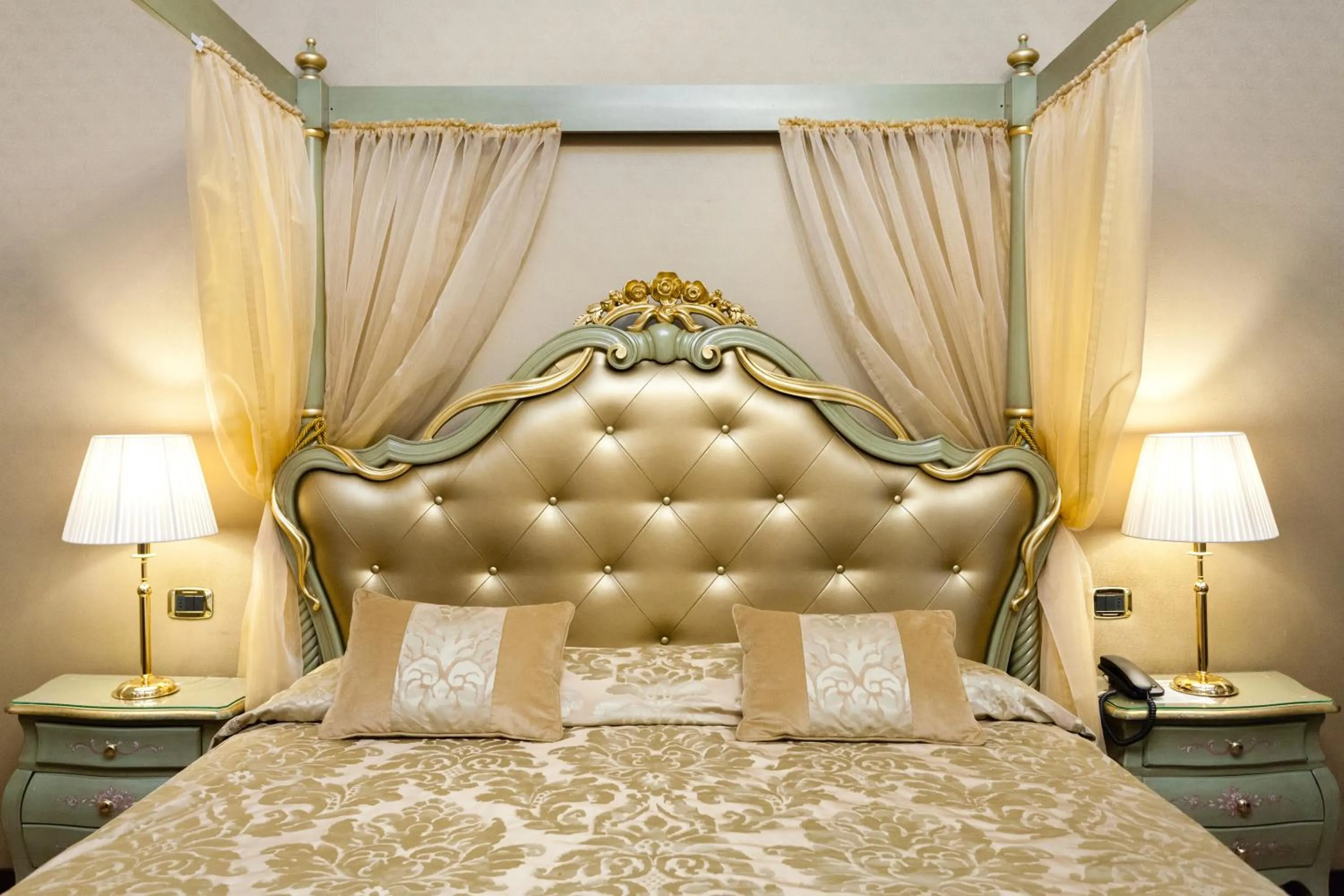 Photo of the whole room, Bed in Hotel Al Ponte Mocenigo