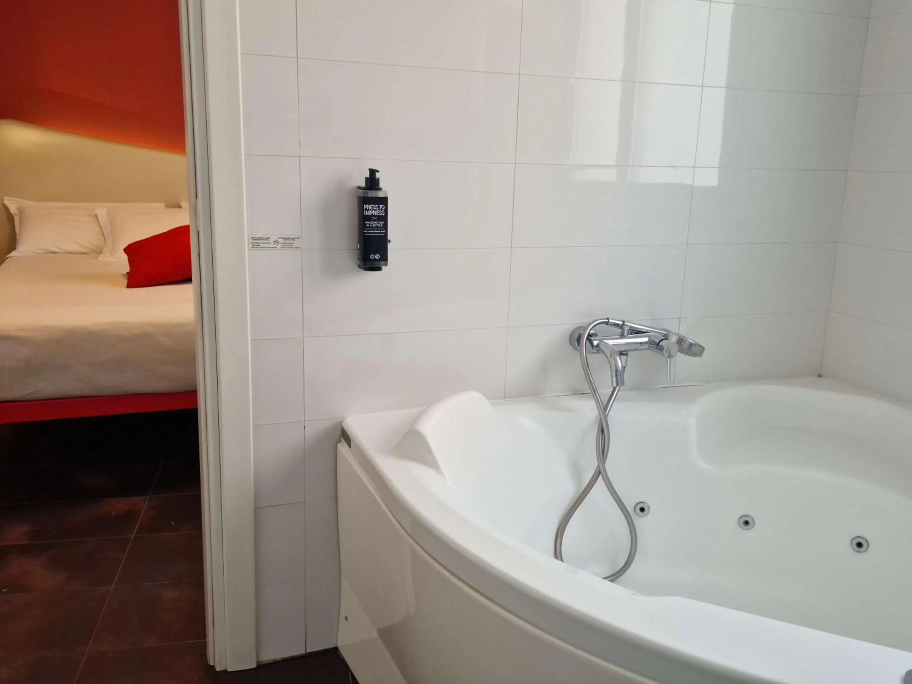 Bathroom, Bed in President Hotel Palermo