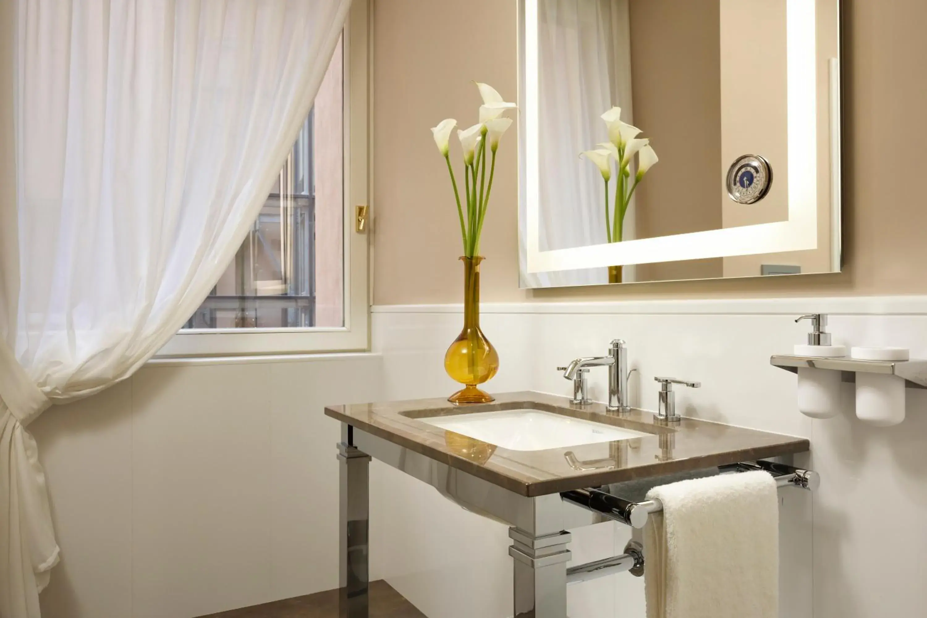 Bathroom in Hotel L'Orologio Roma - WTB Hotels Bathroom in Hotel L'Orologio Roma - WTB Hotels