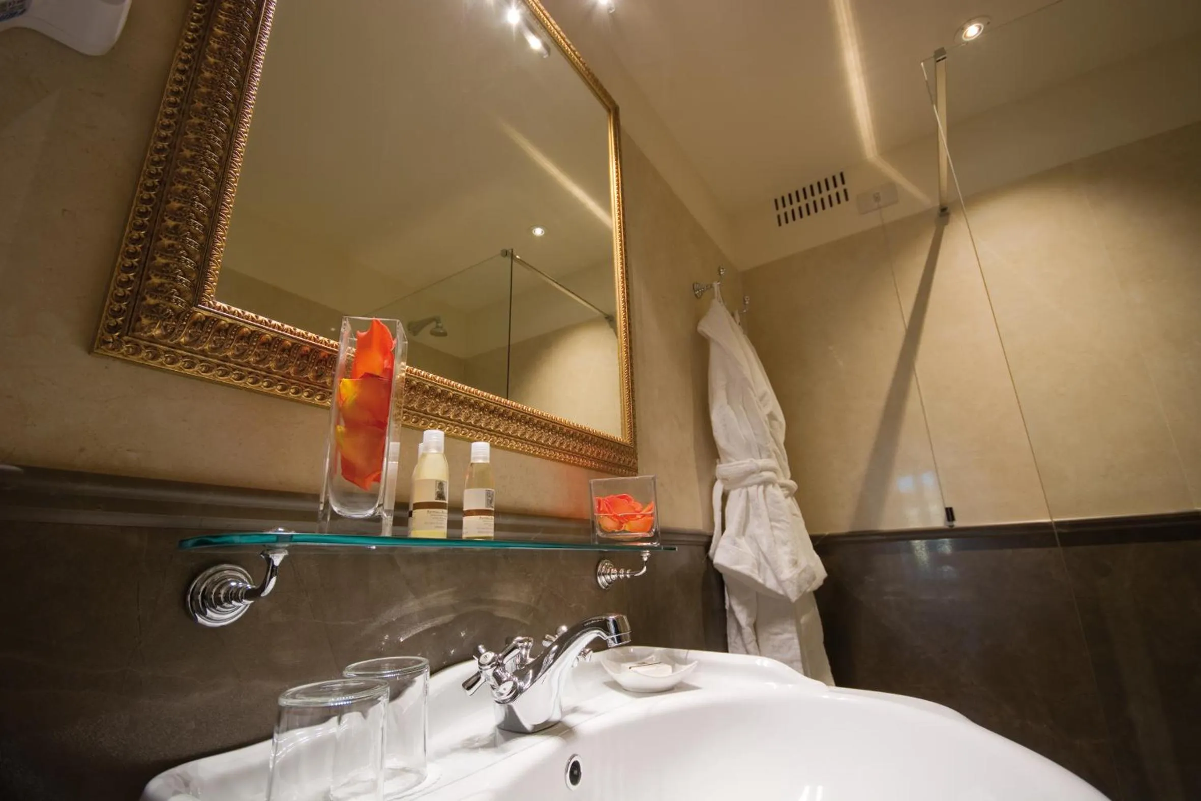 Bathroom in Plaza Hotel Lucchesi