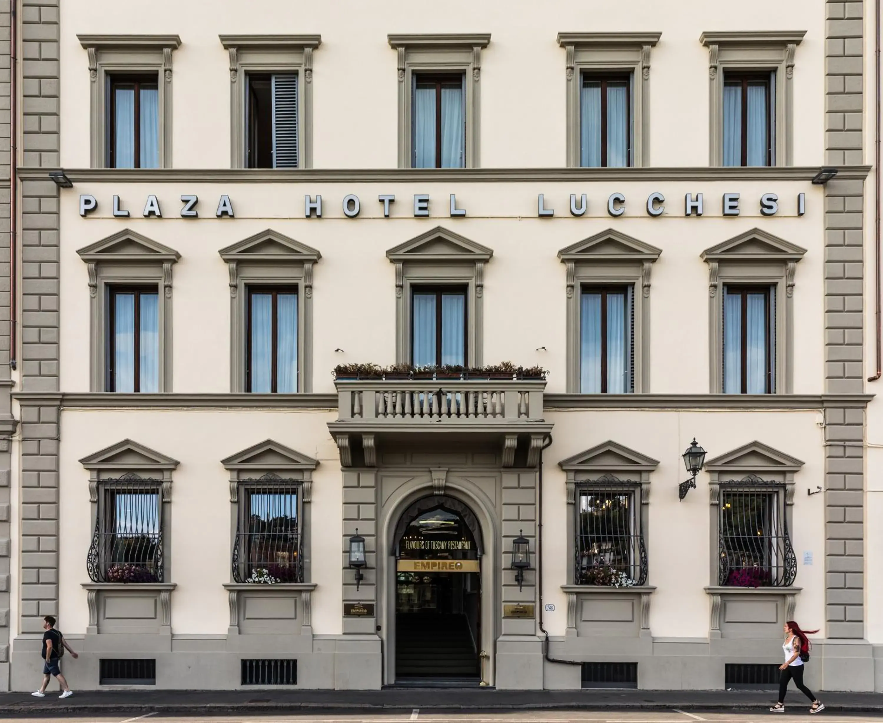 Facade/entrance in Plaza Hotel Lucchesi Facade/entrance in Plaza Hotel Lucchesi